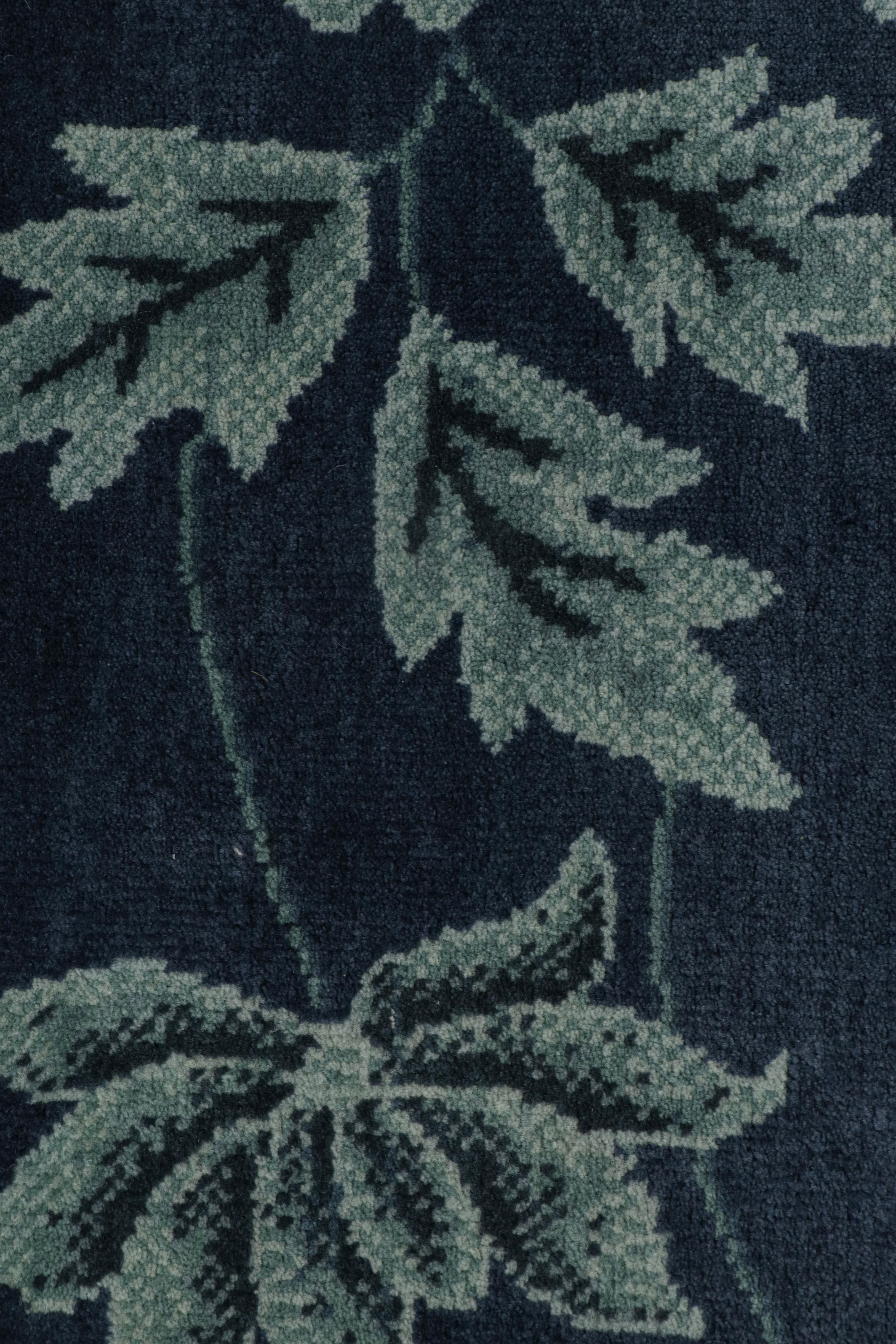 Noué à la main Rug & Kilim's Chinese Art Deco Style Rug in Blue with Floral Pattern (tapis chinois de style art déco avec motif floral) en vente