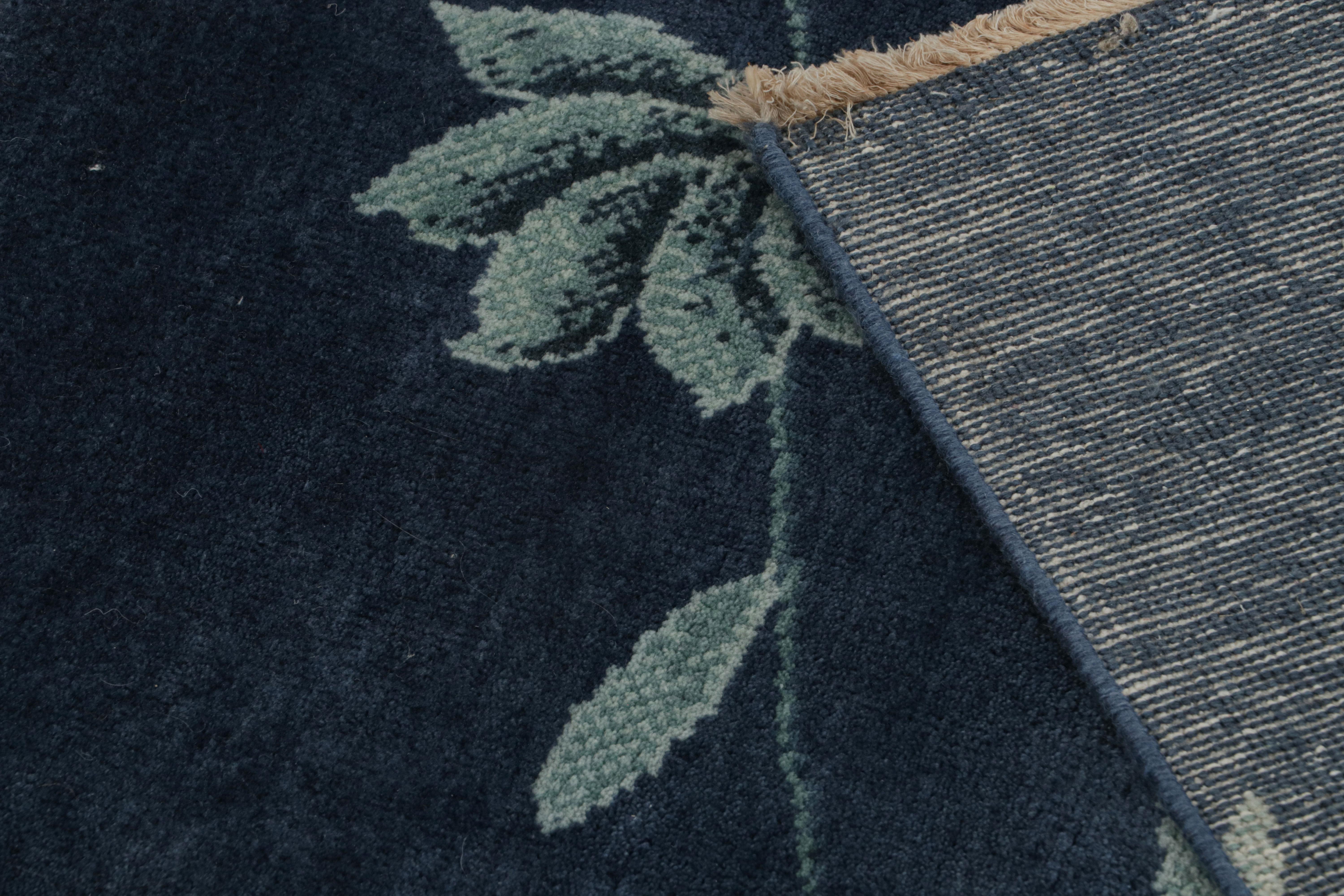Alfombra china de estilo Art Déco de Rug & Kilim en azul con motivos florales en Nuevo estado para la venta en Long Island City, NY