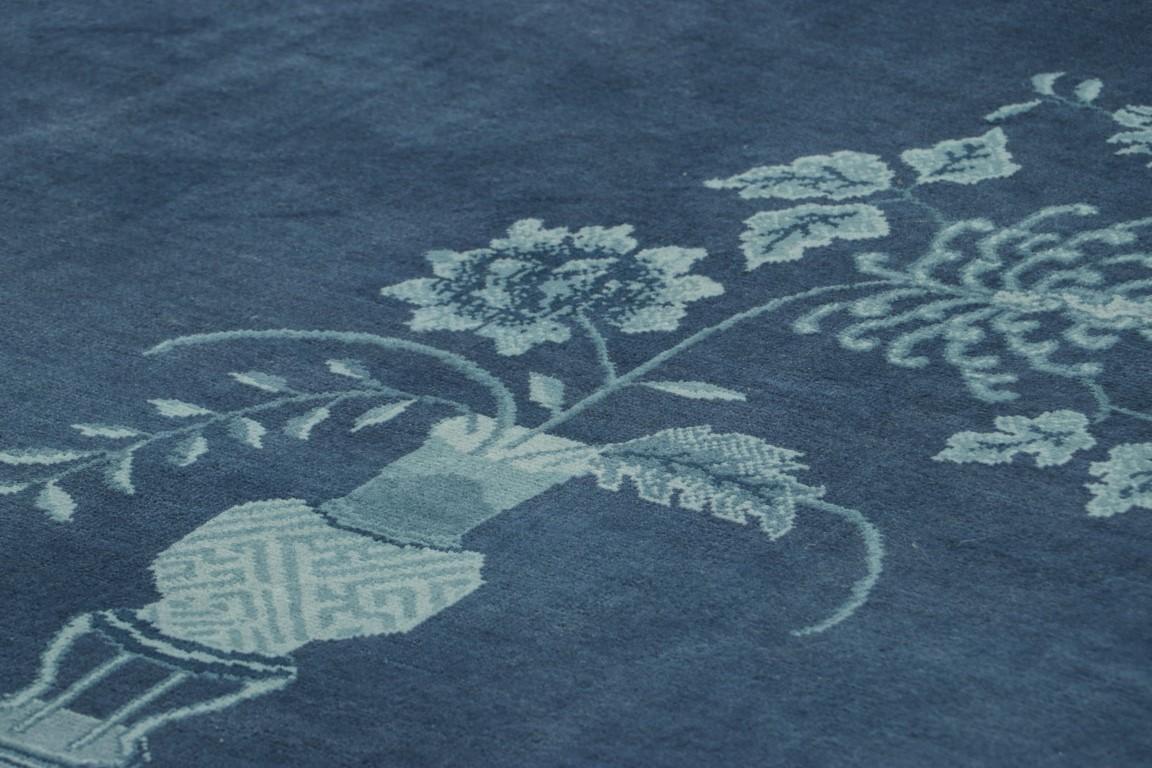Dieser 8x10 große zeitgenössische Teppich aus handgeknüpfter Wolle repräsentiert die chinesische Art-Deco-Teppich-Kollektion von Rug & Kilim, die von den Chinoiserie-Stücken der 1920er Jahre inspiriert ist, die sich durch ihre elegante Sensibilität