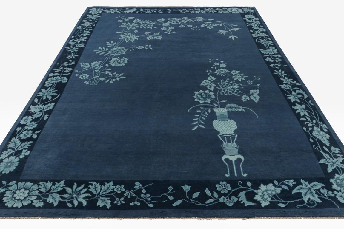 Rug & Kilim's Chinesischer Teppich im Art Deco Stil in Blau mit Blumenmustern (Handgeknüpft) im Angebot
