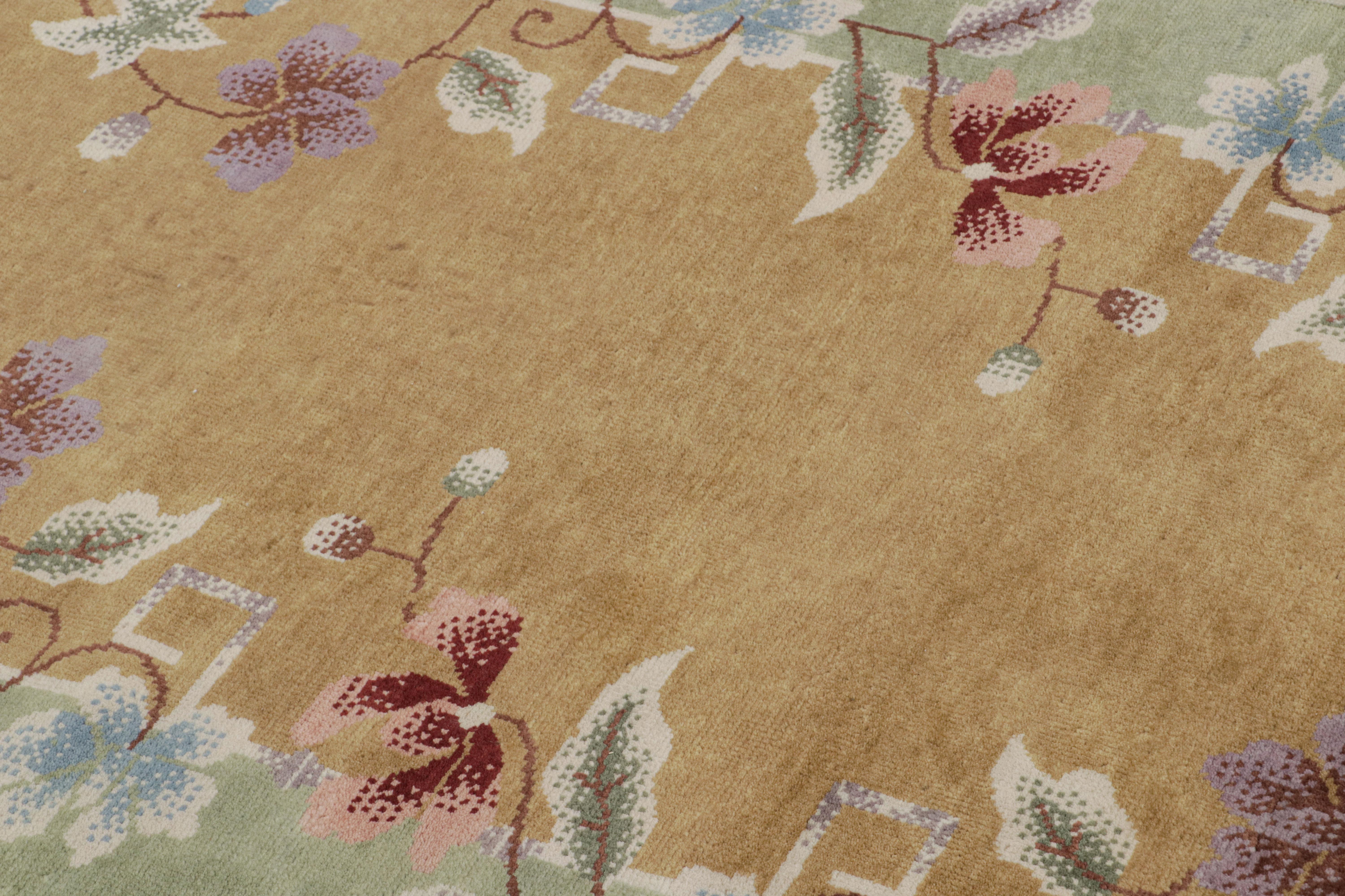 Alfombra china de estilo Art Déco de Rug & Kilim en marrón con motivos florales de colores Indio en venta