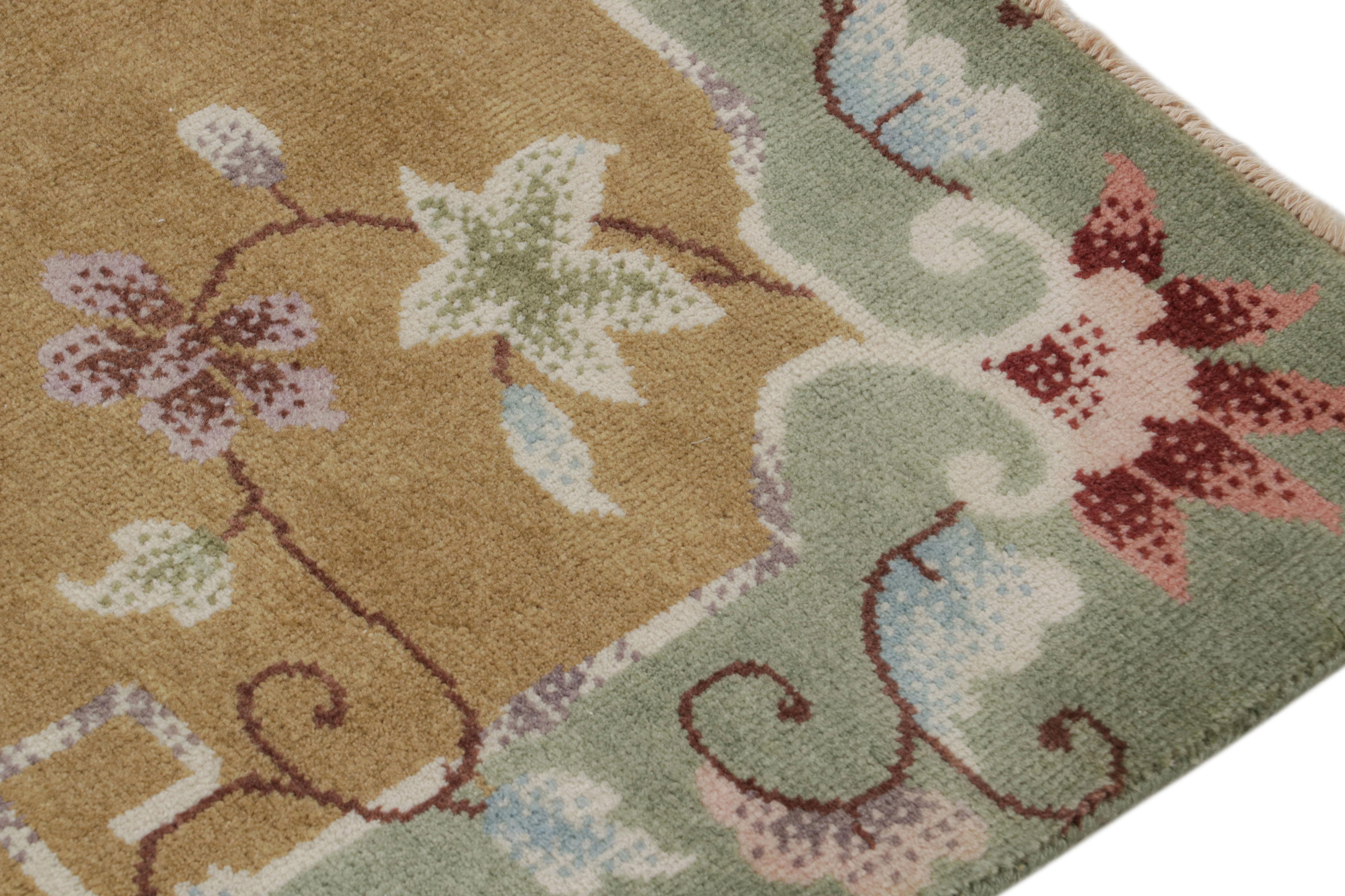 Rug & Kilim's Chinesischer Art Deco Stil Teppich in Brown mit bunten Blumenmustern (Indisch) im Angebot