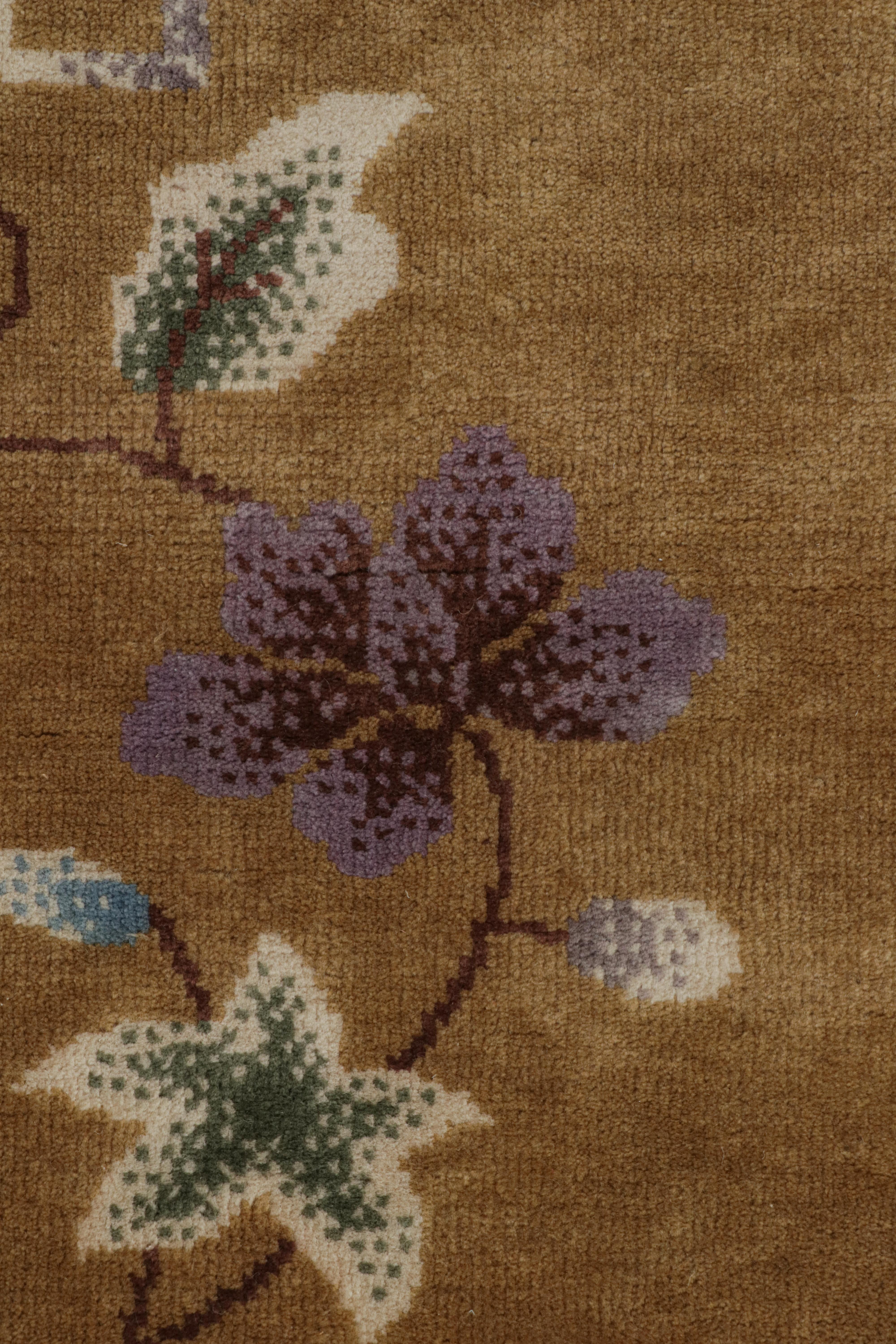 Annodato a mano Rug & Kilim è un tappeto cinese in stile Art Deco di colore marrone con motivi floreali colorati in vendita