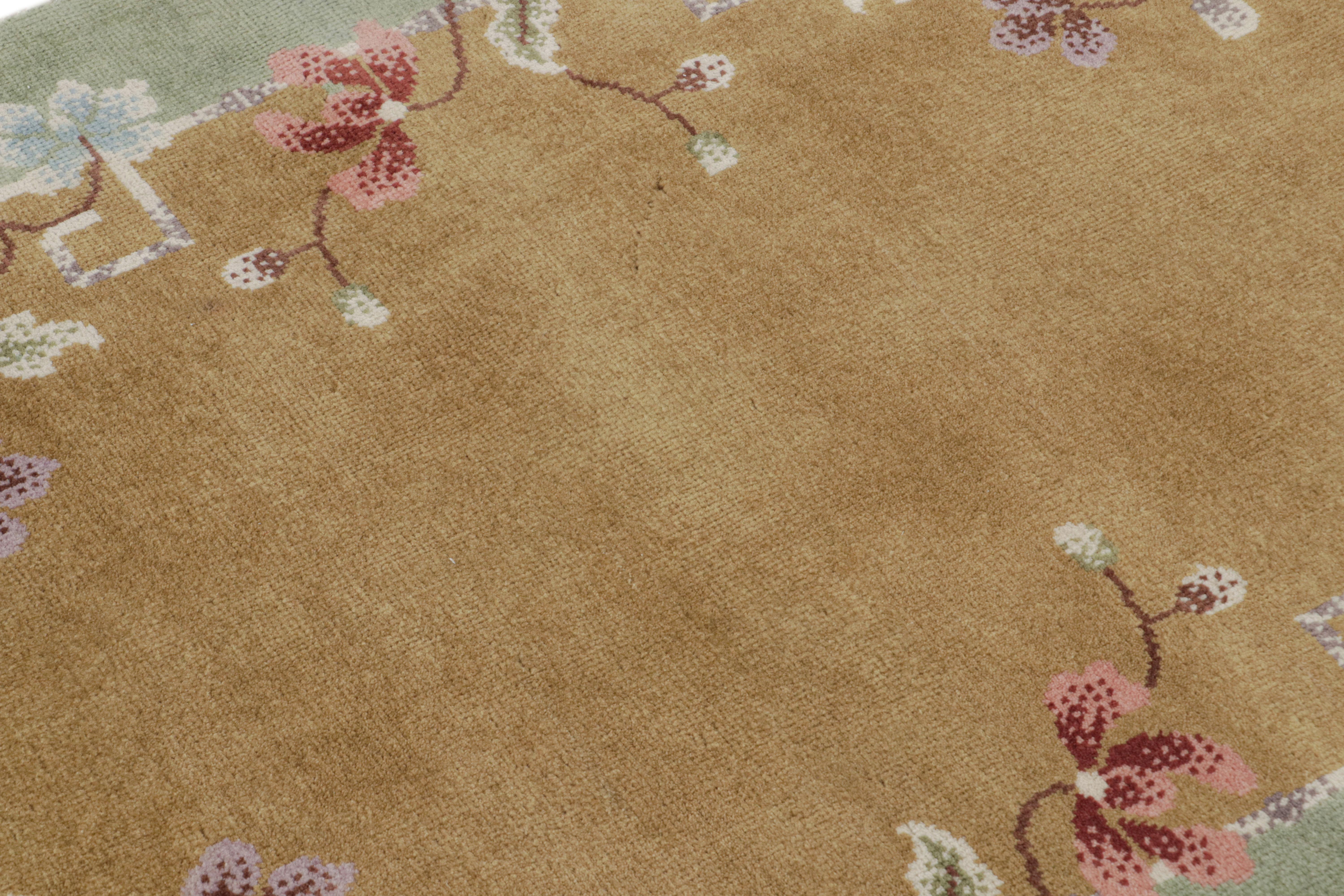 Annodato a mano Rug & Kilim è un tappeto cinese in stile Art Deco di colore marrone con motivi floreali colorati in vendita