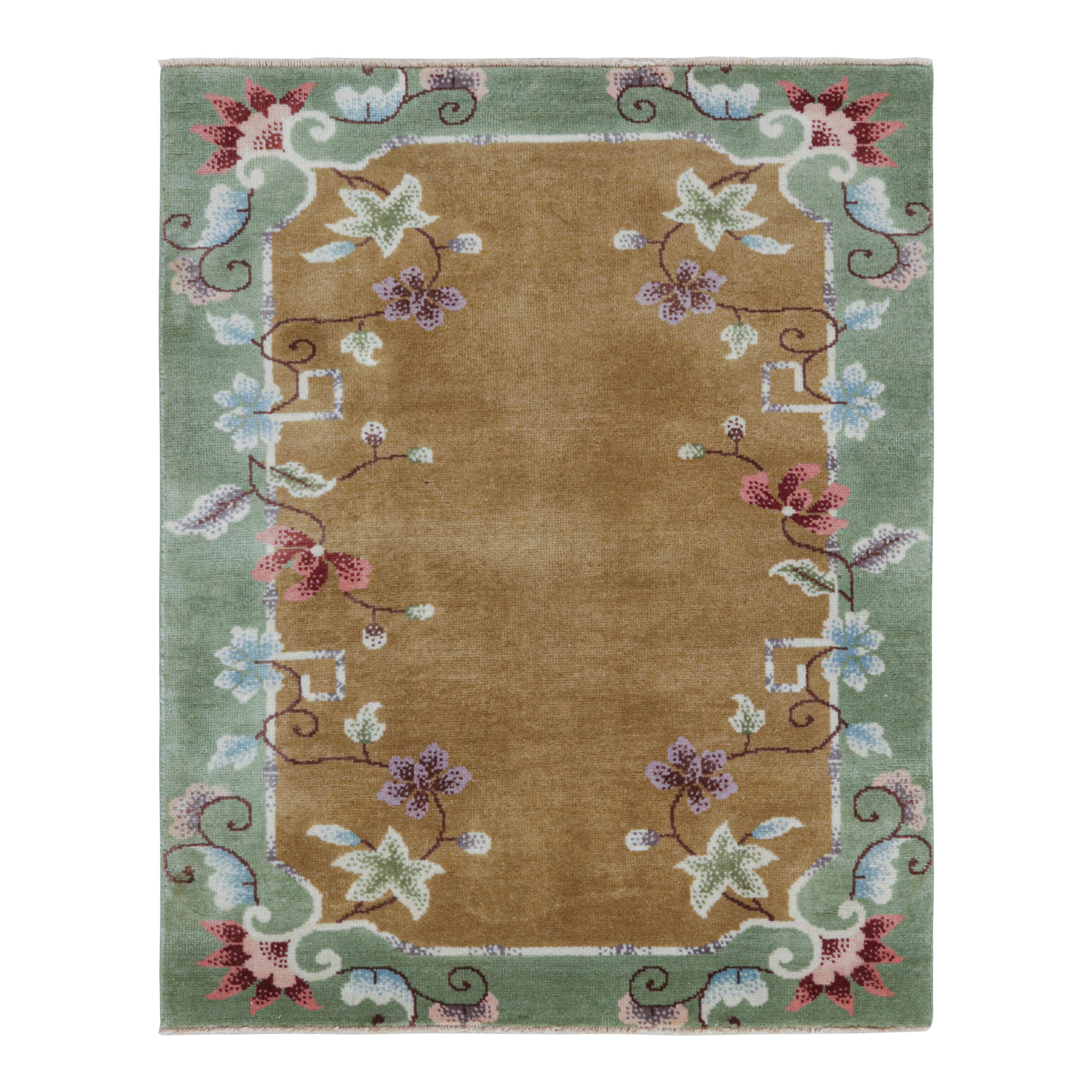 Rug & Kilim è un tappeto cinese in stile Art Deco di colore marrone con motivi floreali colorati
