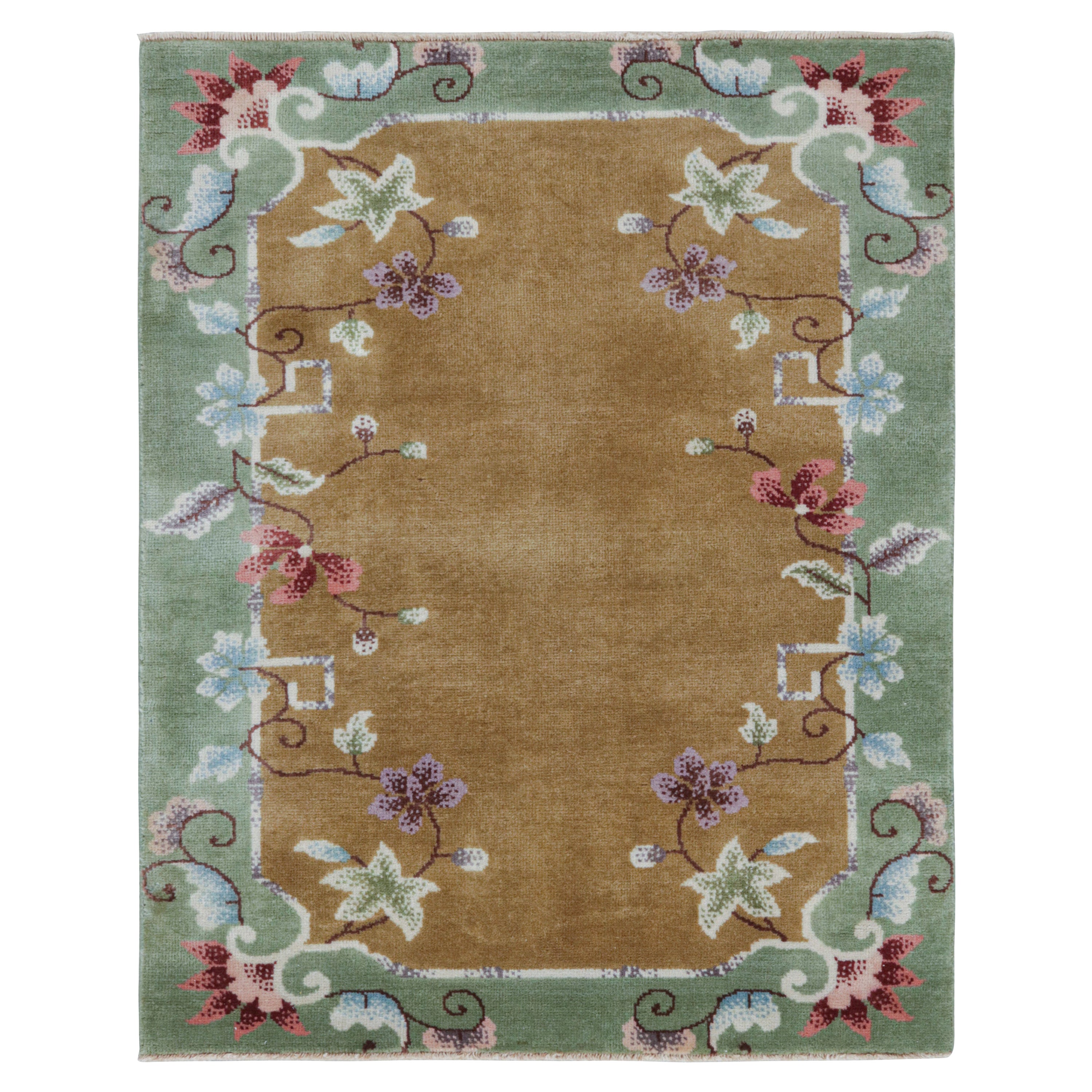 Rug & Kilim è un tappeto cinese in stile Art Deco di colore marrone con motivi floreali colorati