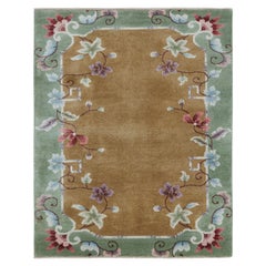 Rug & Kilim è un tappeto cinese in stile Art Deco di colore marrone con motivi floreali colorati