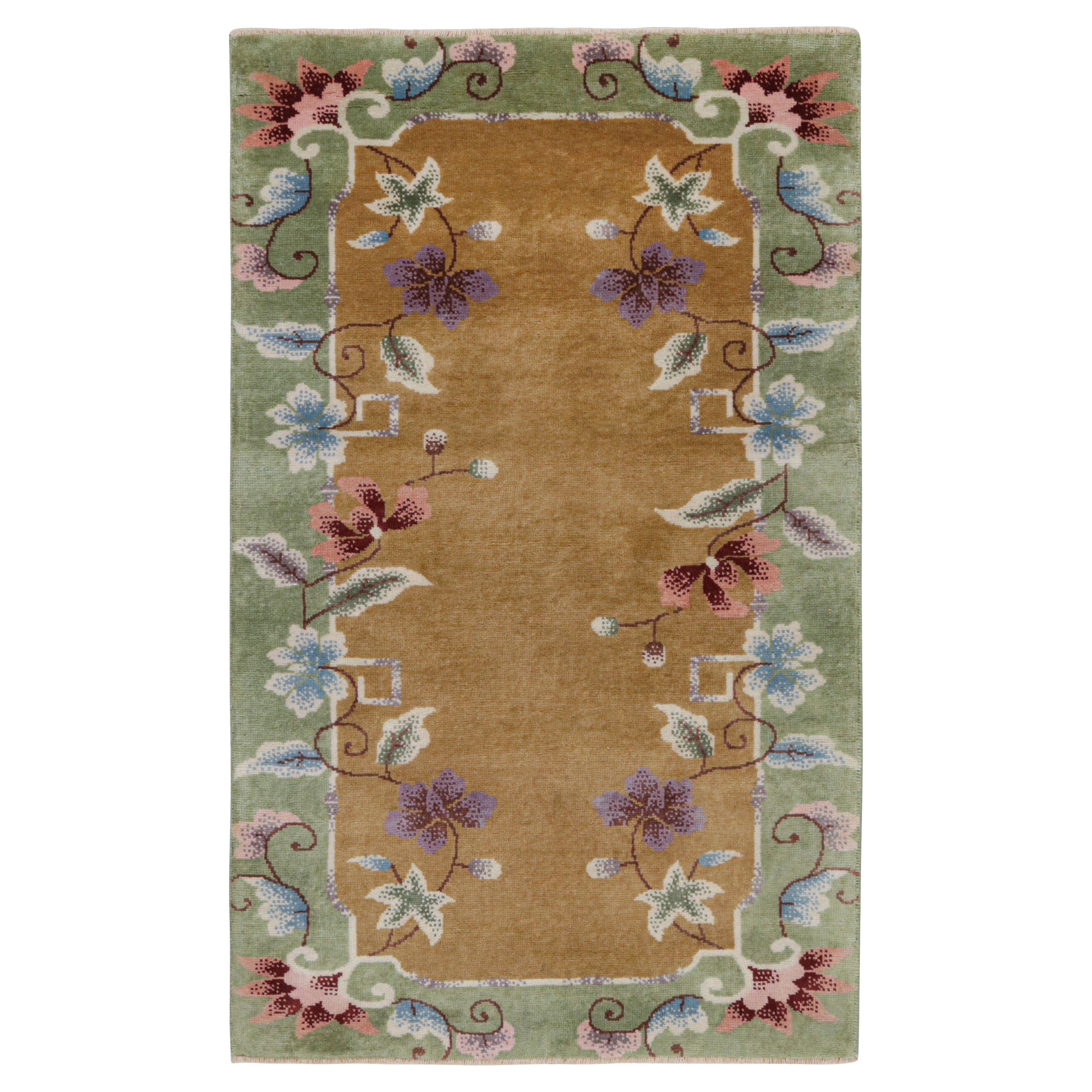 Rug & Kilim è un tappeto cinese in stile Art Deco di colore marrone con motivi floreali colorati