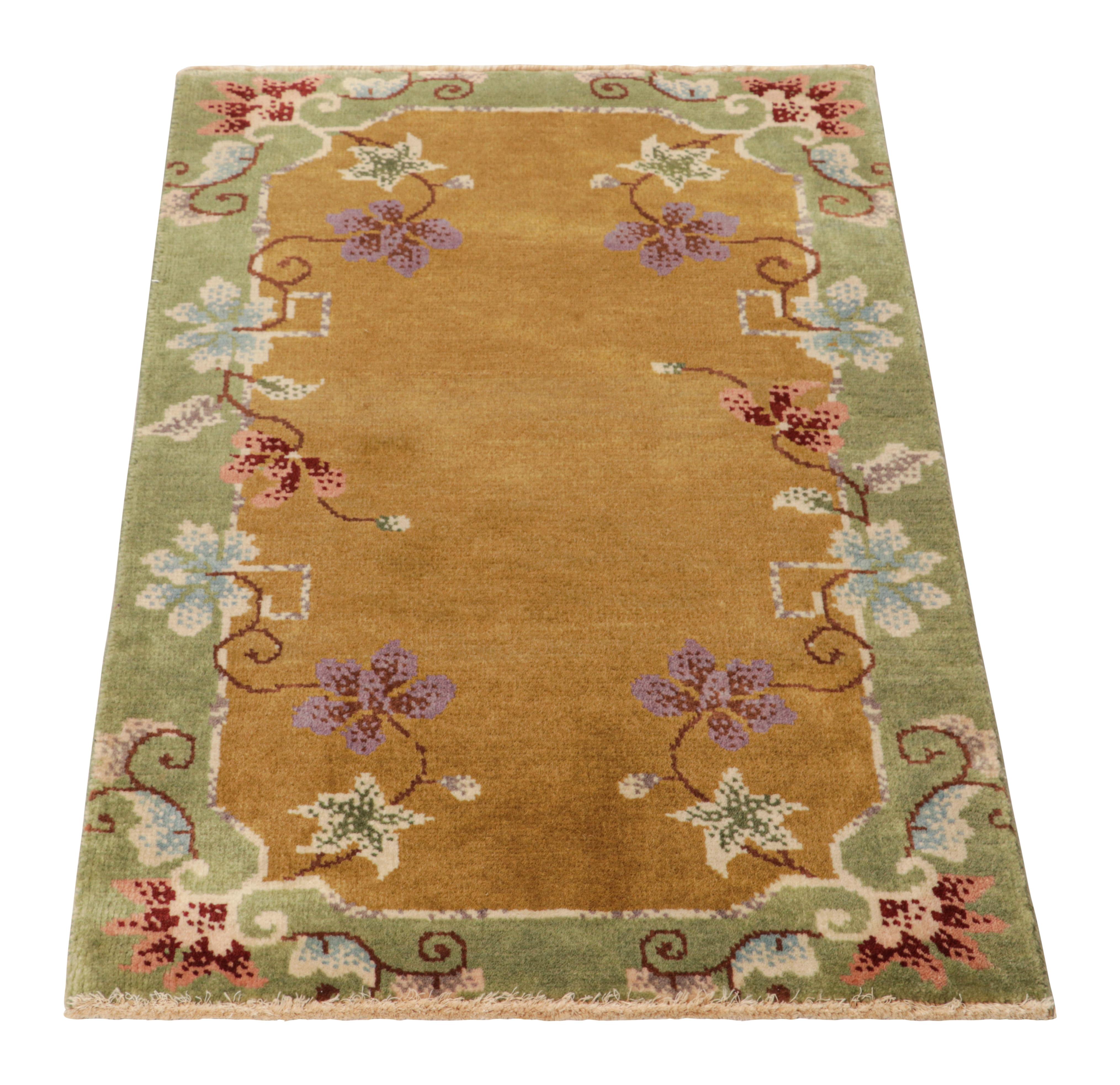 Annodato a mano Rug & Kilim è un tappeto in stile Art Deco cinese in marrone con fiori colorati in vendita
