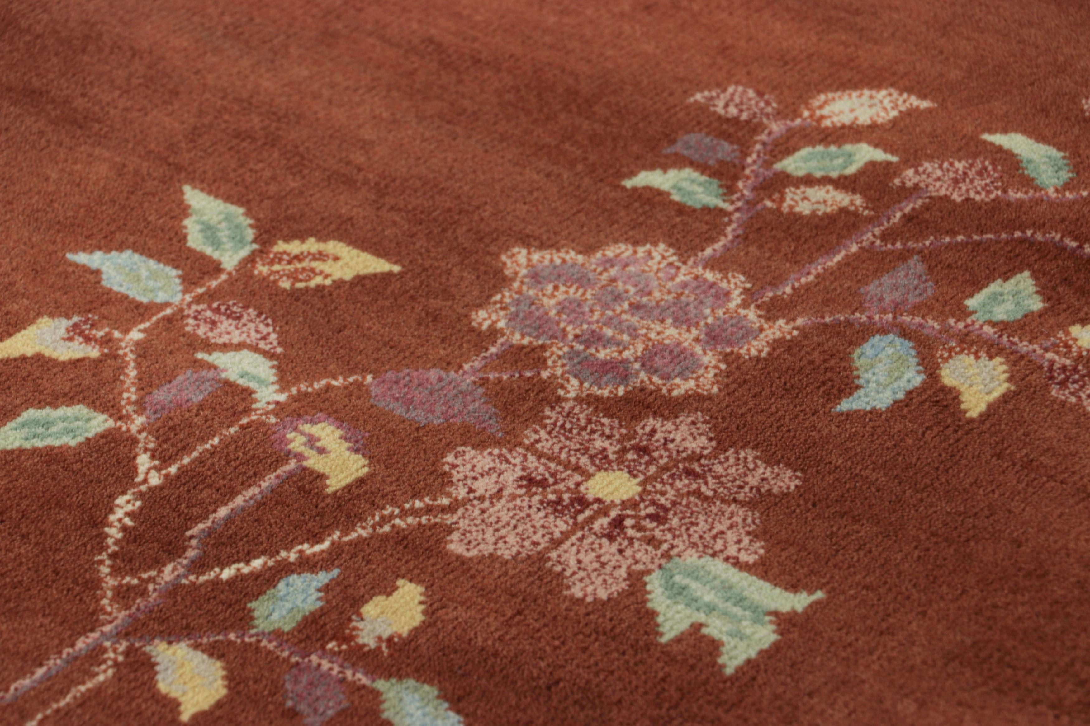 Realizzato in lana annodata a mano, questo tappeto contemporaneo 2x4 rappresenta la collezione di tappeti Art Deco cinesi di Rug & Kilim, ispirata ai pezzi d'epoca in stile Chinoiserie degli anni '20 dalla sensibilità più elegante. 

Sul design: