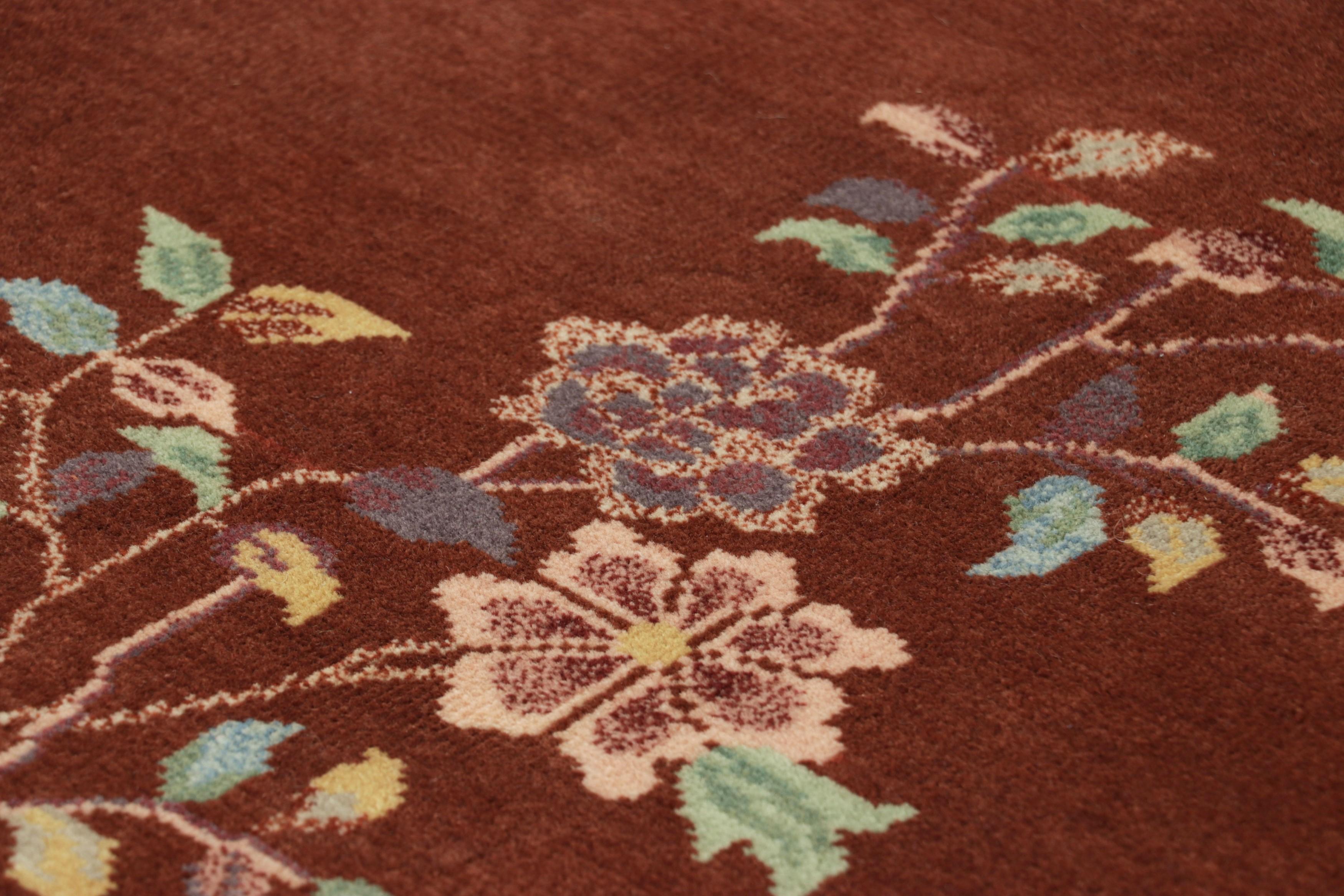 Realizzato in lana annodata a mano, questo tappeto contemporaneo 2x3 in formato regalo rappresenta la collezione di tappeti Art Deco cinesi di Rug & Kilim, ispirata a pezzi d'epoca in stile Chinoiserie degli anni '20 dalla sensibilità più elegante.