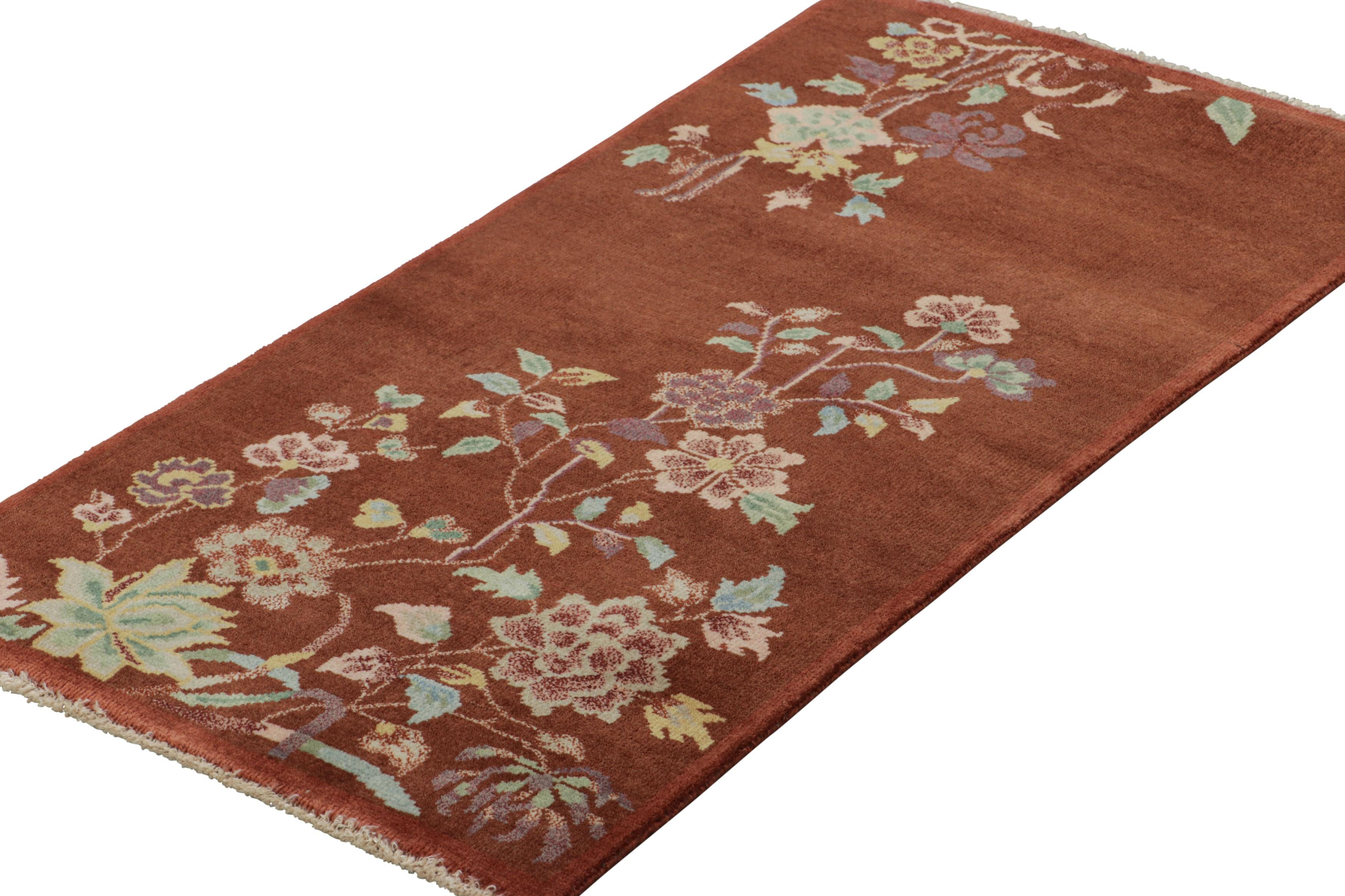 Art Déco Rug & Kilim è un tappeto in stile Art Deco cinese di colore marrone con motivi floreali in vendita