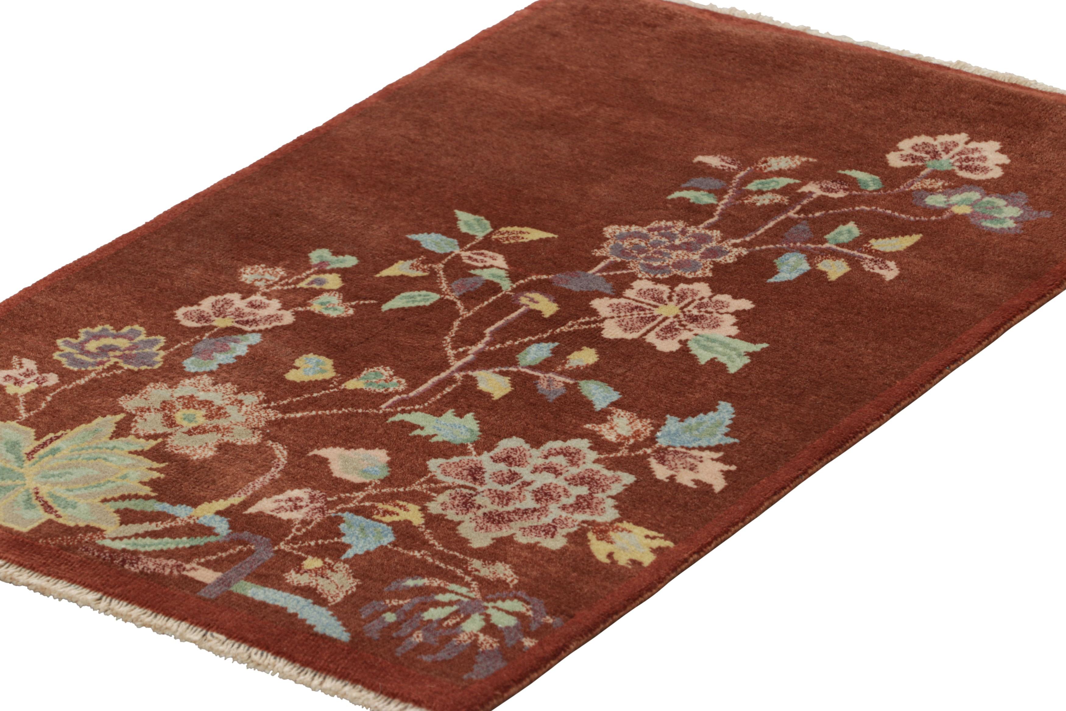 Indiano Rug & Kilim è un tappeto in stile Art Deco cinese di colore marrone con motivi floreali in vendita