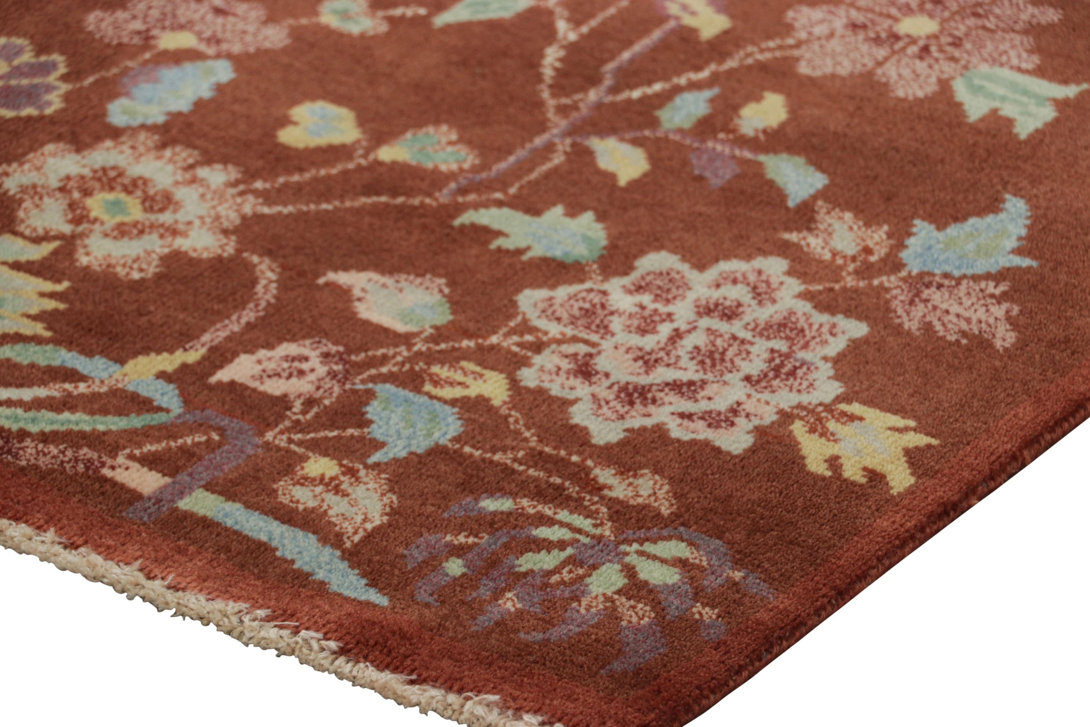 Annodato a mano Rug & Kilim è un tappeto in stile Art Deco cinese di colore marrone con motivi floreali in vendita