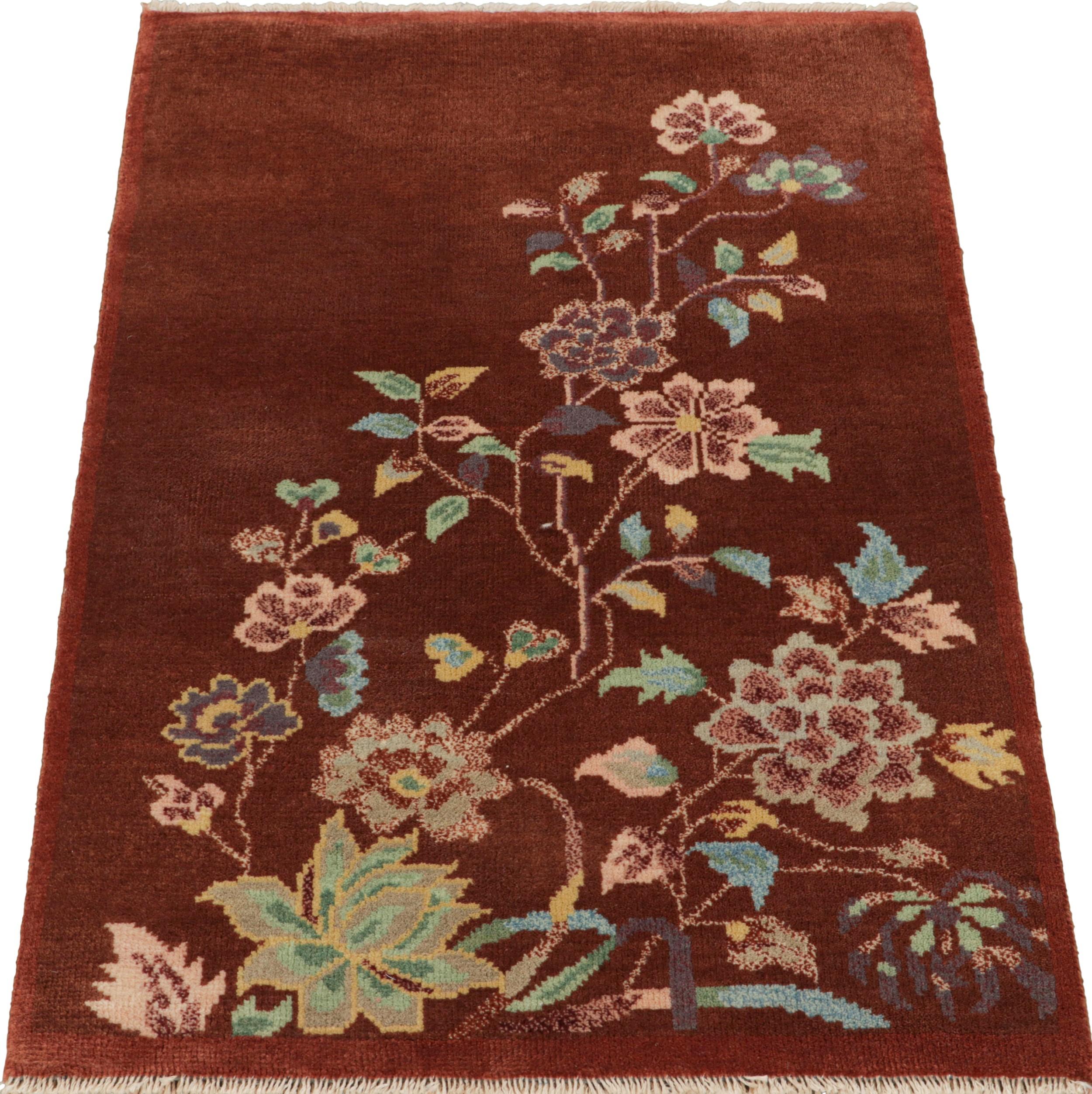 Annodato a mano Rug & Kilim è un tappeto in stile Art Deco cinese di colore marrone con motivi floreali in vendita