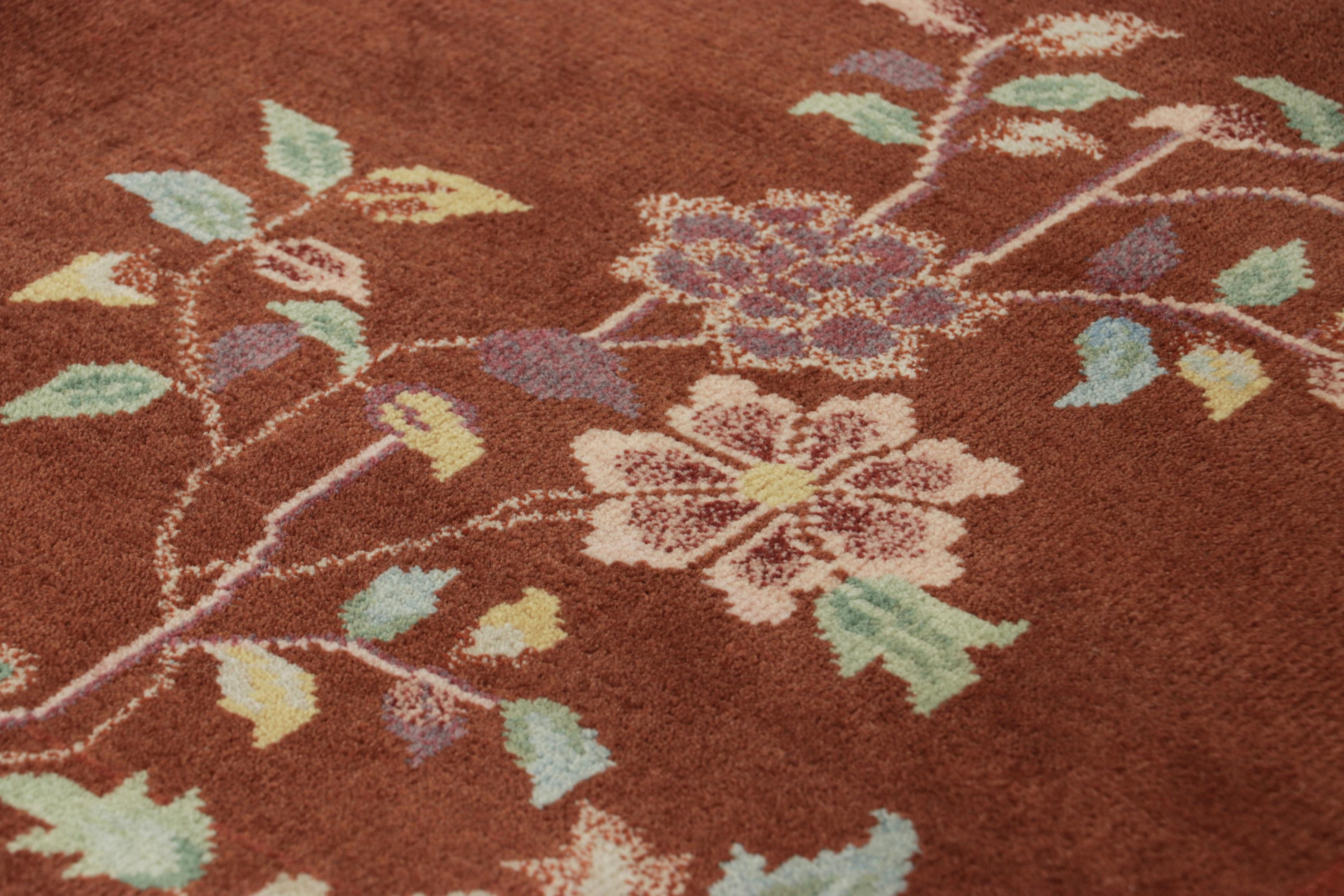 XXI secolo e contemporaneo Rug & Kilim è un tappeto in stile Art Deco cinese di colore marrone con motivi floreali in vendita