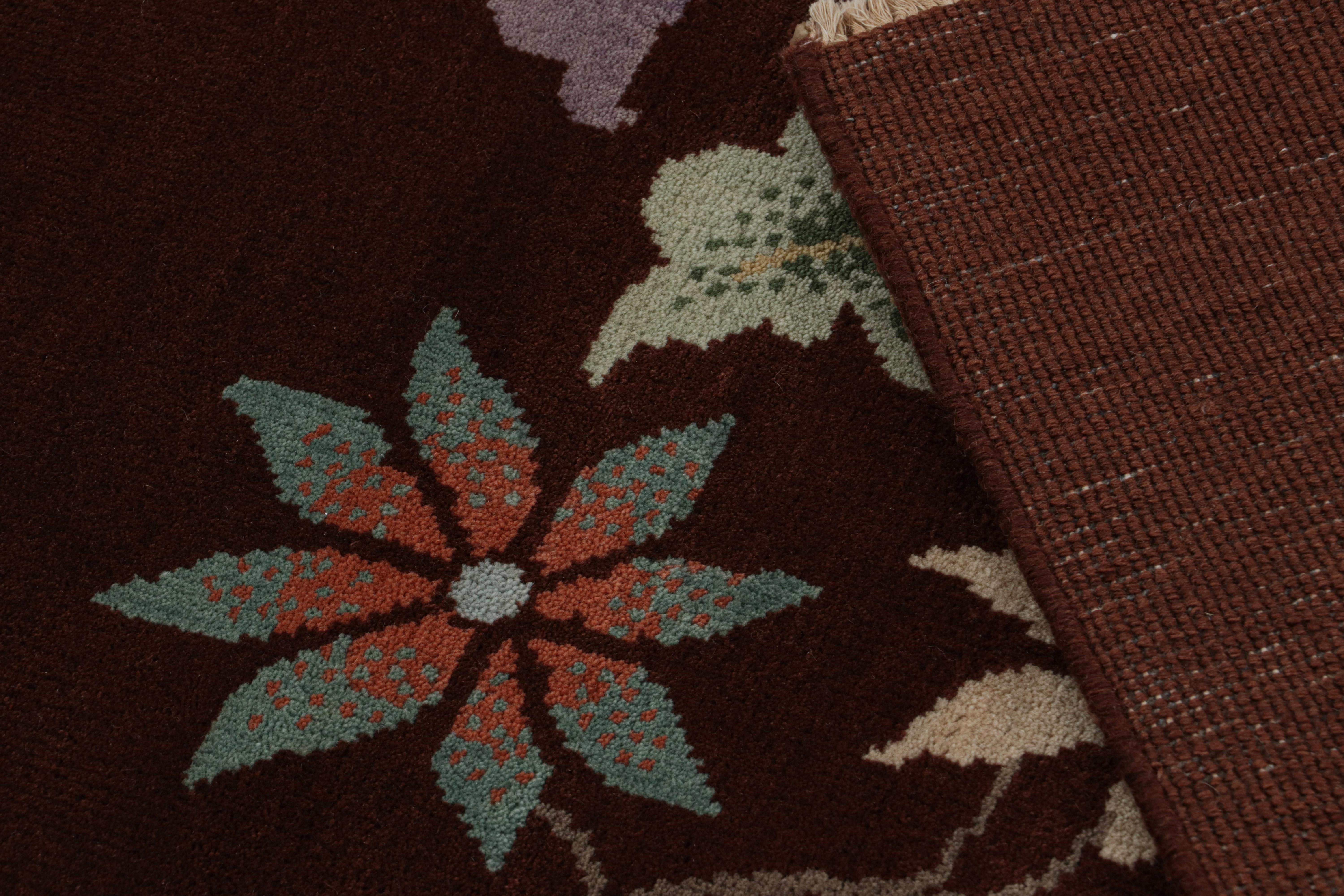 Rug & Kilims chinesischer Teppich im Art-Déco-Stil in Burgunderrot mit Blumenmustern (21. Jahrhundert und zeitgenössisch) im Angebot
