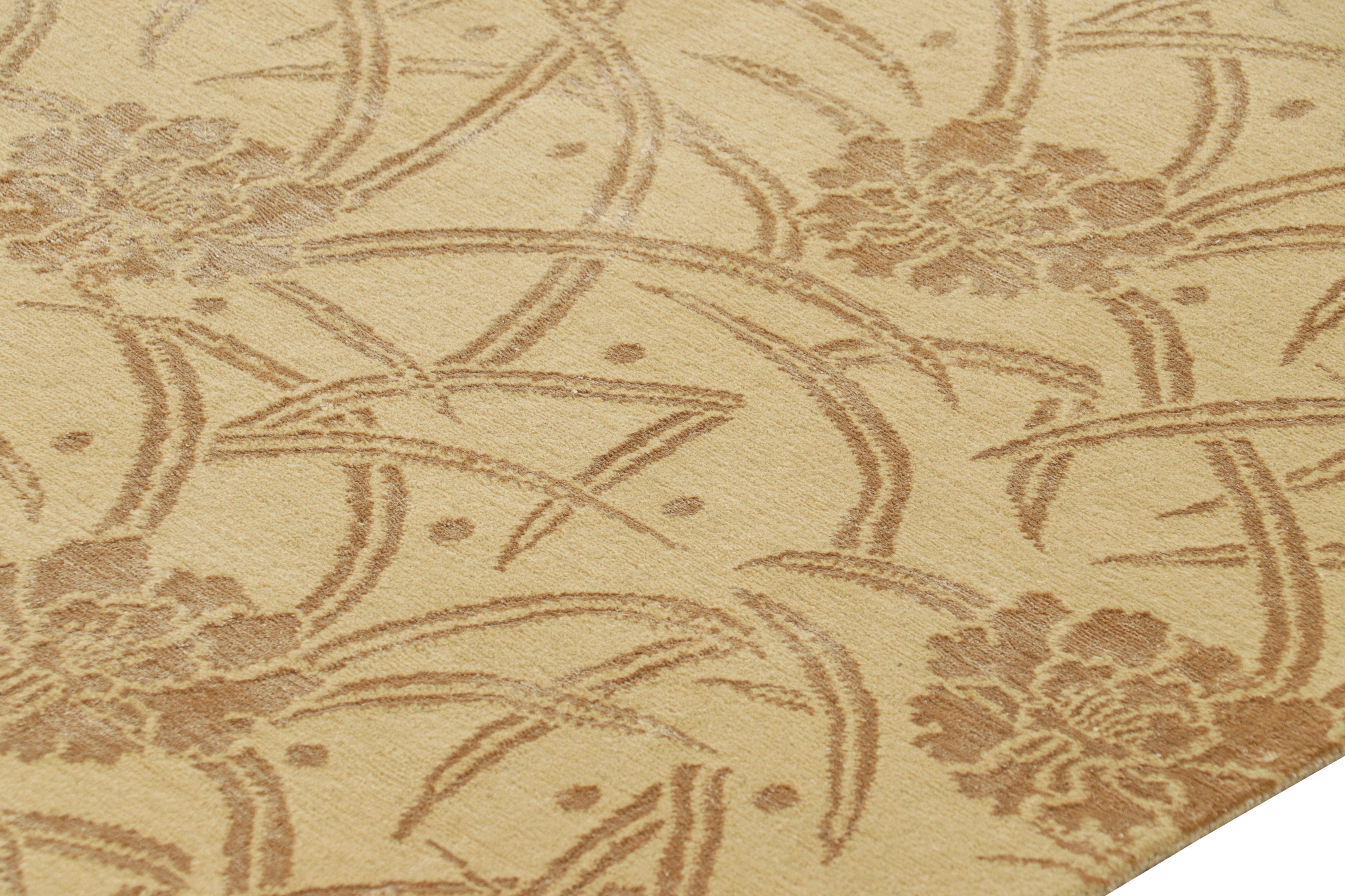 Rug & Kilims chinesischer Teppich im Art-Deco-Stil mit goldenen und braunen Blumenmustern (Oushak) im Angebot