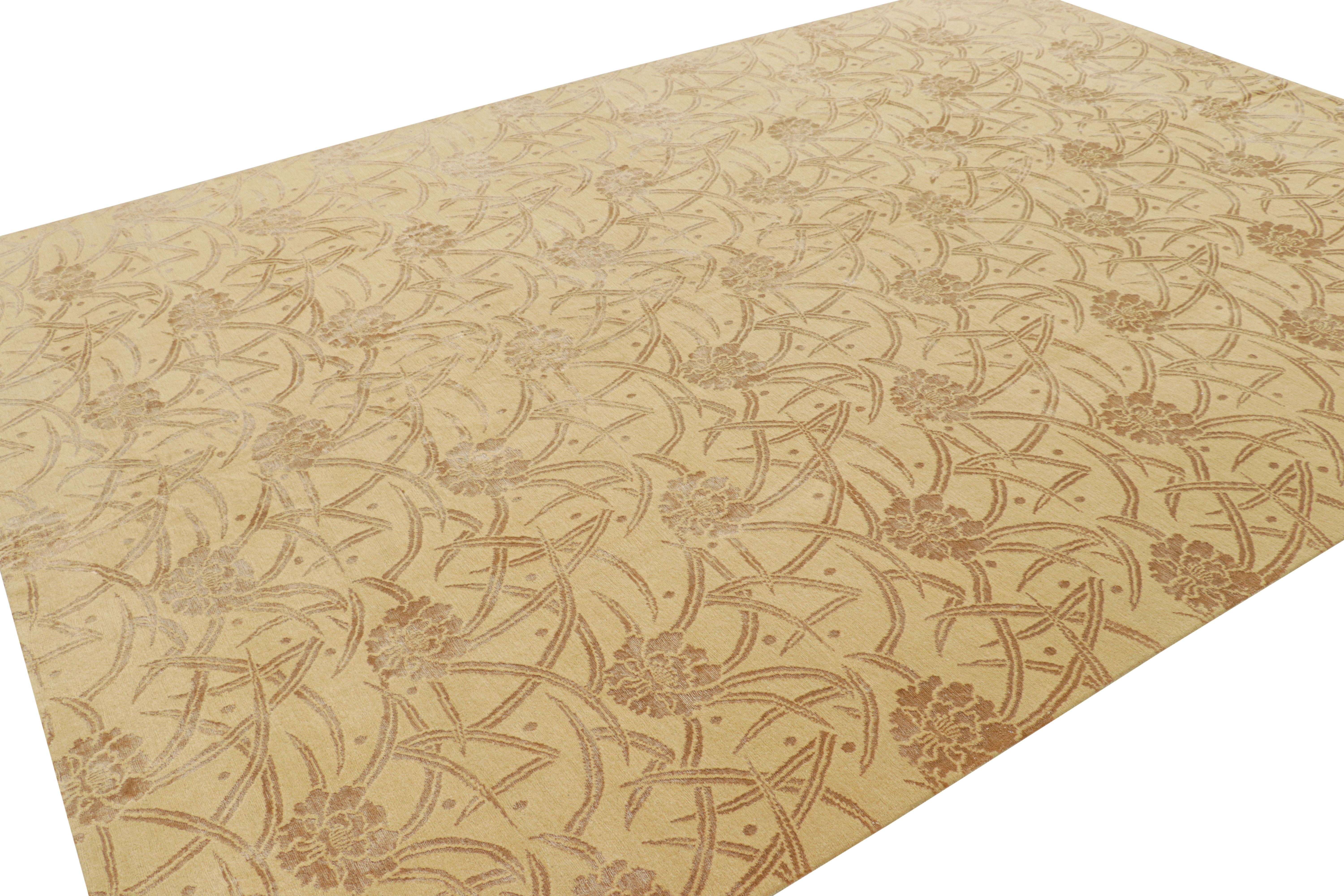 Rug & Kilims chinesischer Teppich im Art-Deco-Stil mit goldenen und braunen Blumenmustern (Indisch) im Angebot