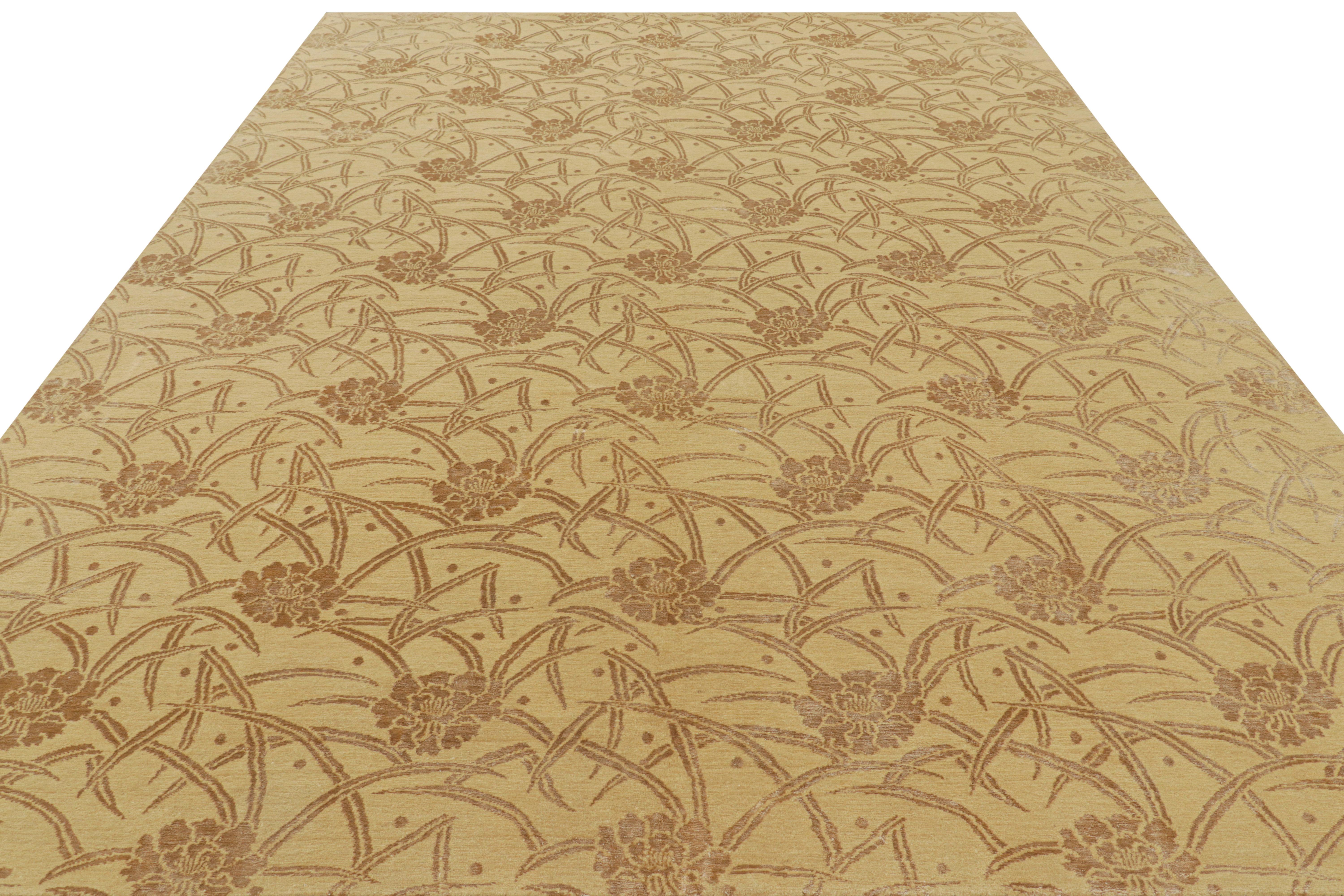 Rug & Kilims chinesischer Teppich im Art-Deco-Stil mit goldenen und braunen Blumenmustern (Handgeknüpft) im Angebot