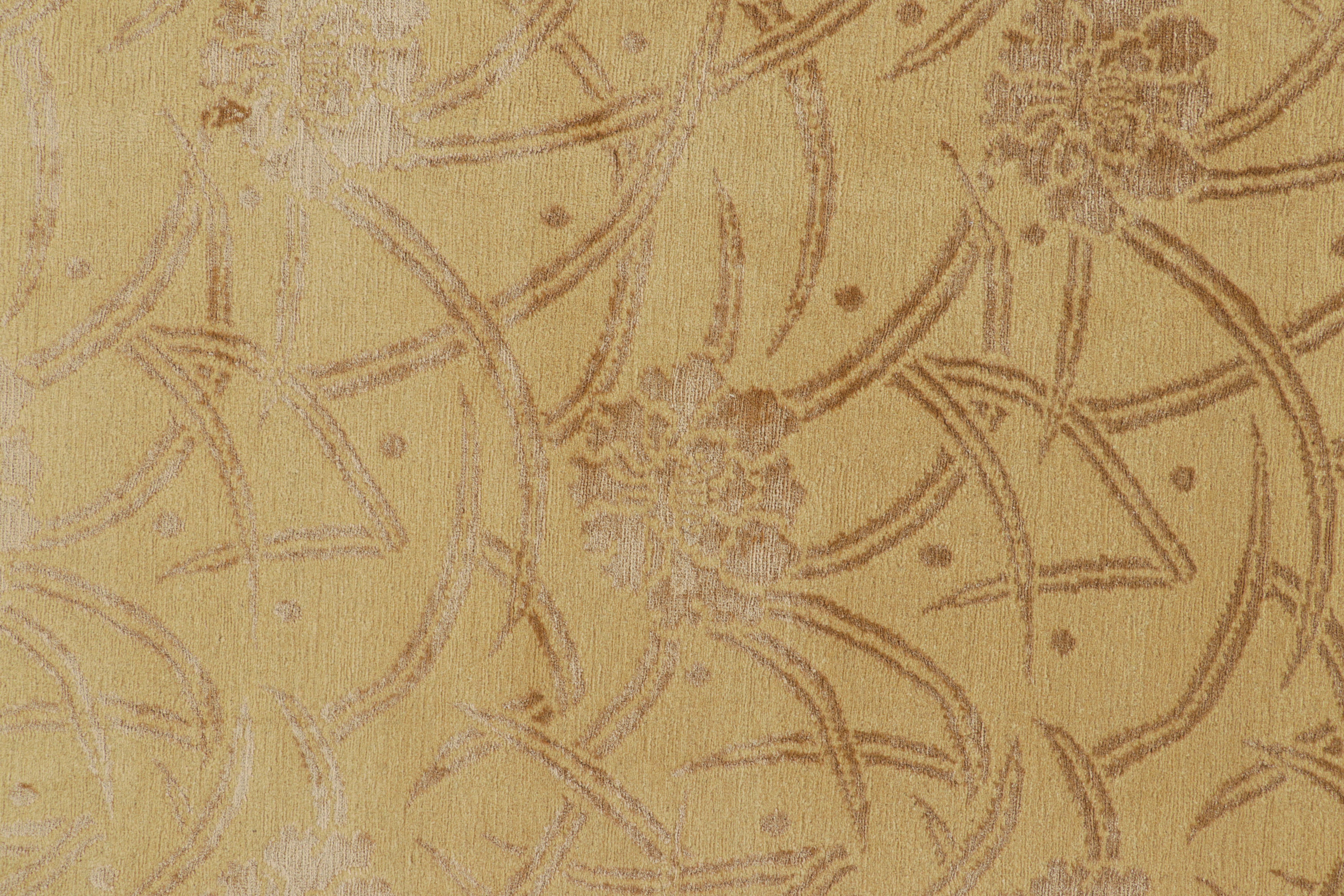 Rug & Kilims chinesischer Teppich im Art-Deco-Stil mit goldenen und braunen Blumenmustern im Zustand „Neu“ im Angebot in Long Island City, NY