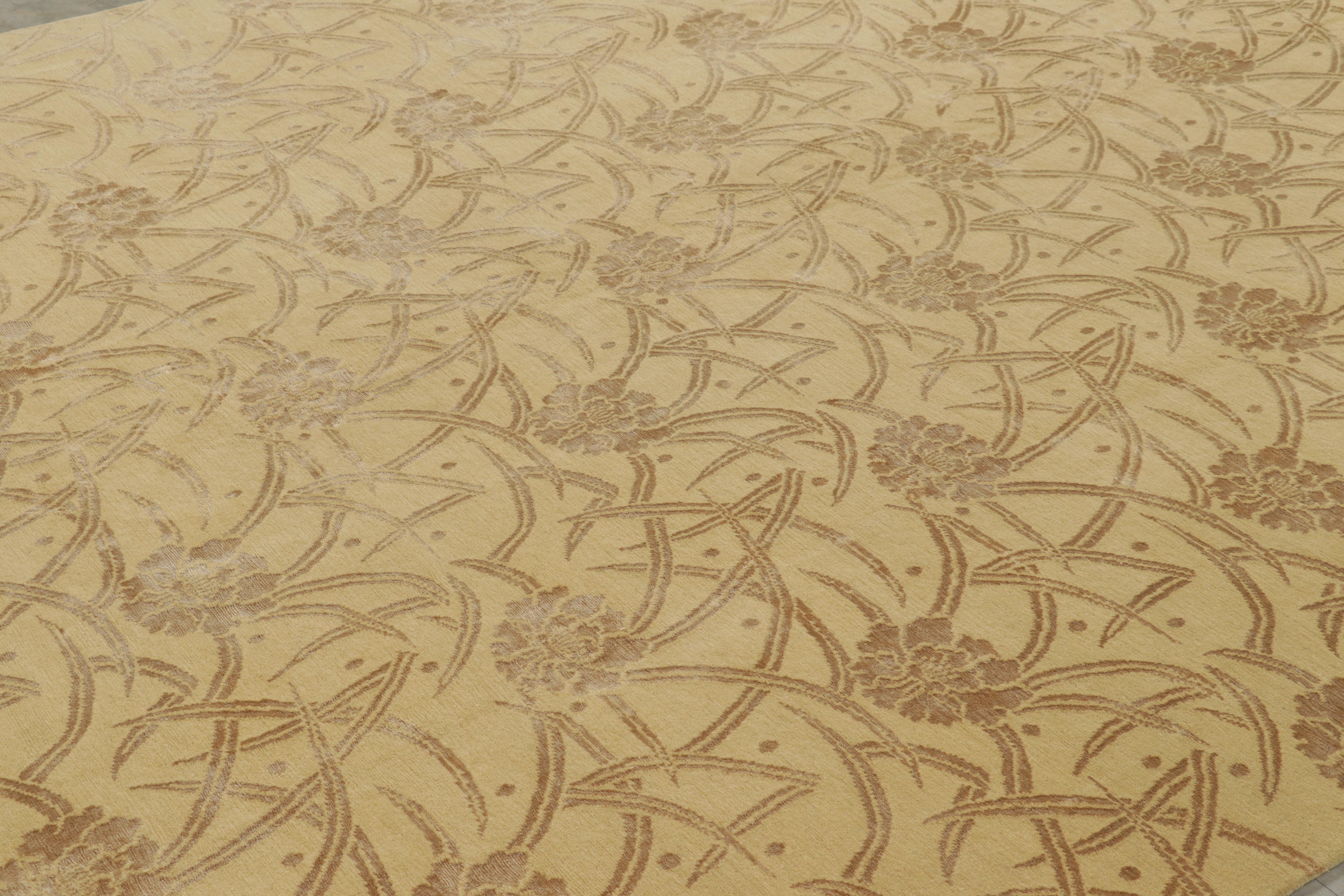 Rug & Kilim - Tappeto cinese in stile Art Deco con motivi floreali oro e marrone In condizioni Nuovo in vendita a Long Island City, NY