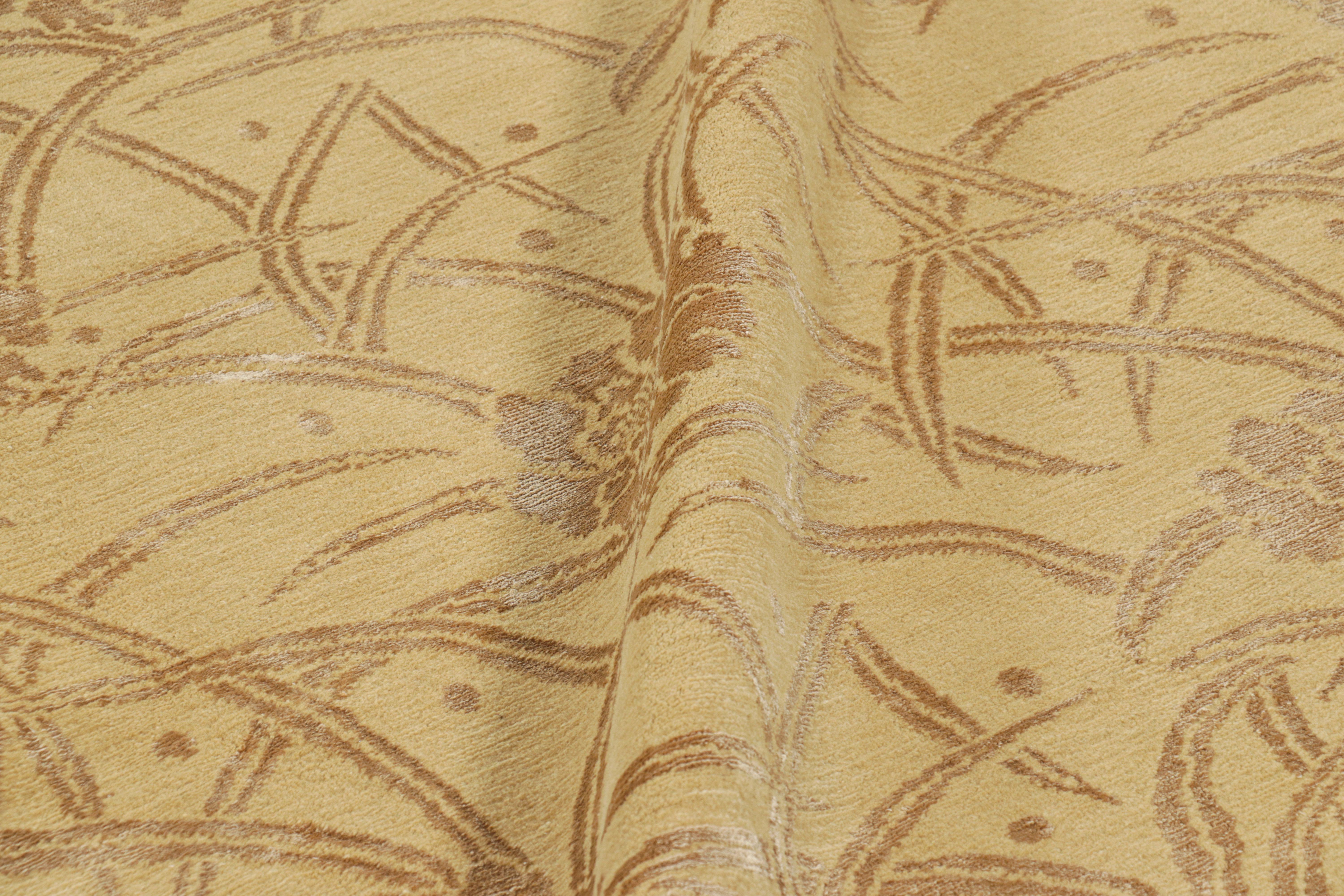 Rug & Kilims chinesischer Teppich im Art-Deco-Stil mit goldenen und braunen Blumenmustern (21. Jahrhundert und zeitgenössisch) im Angebot