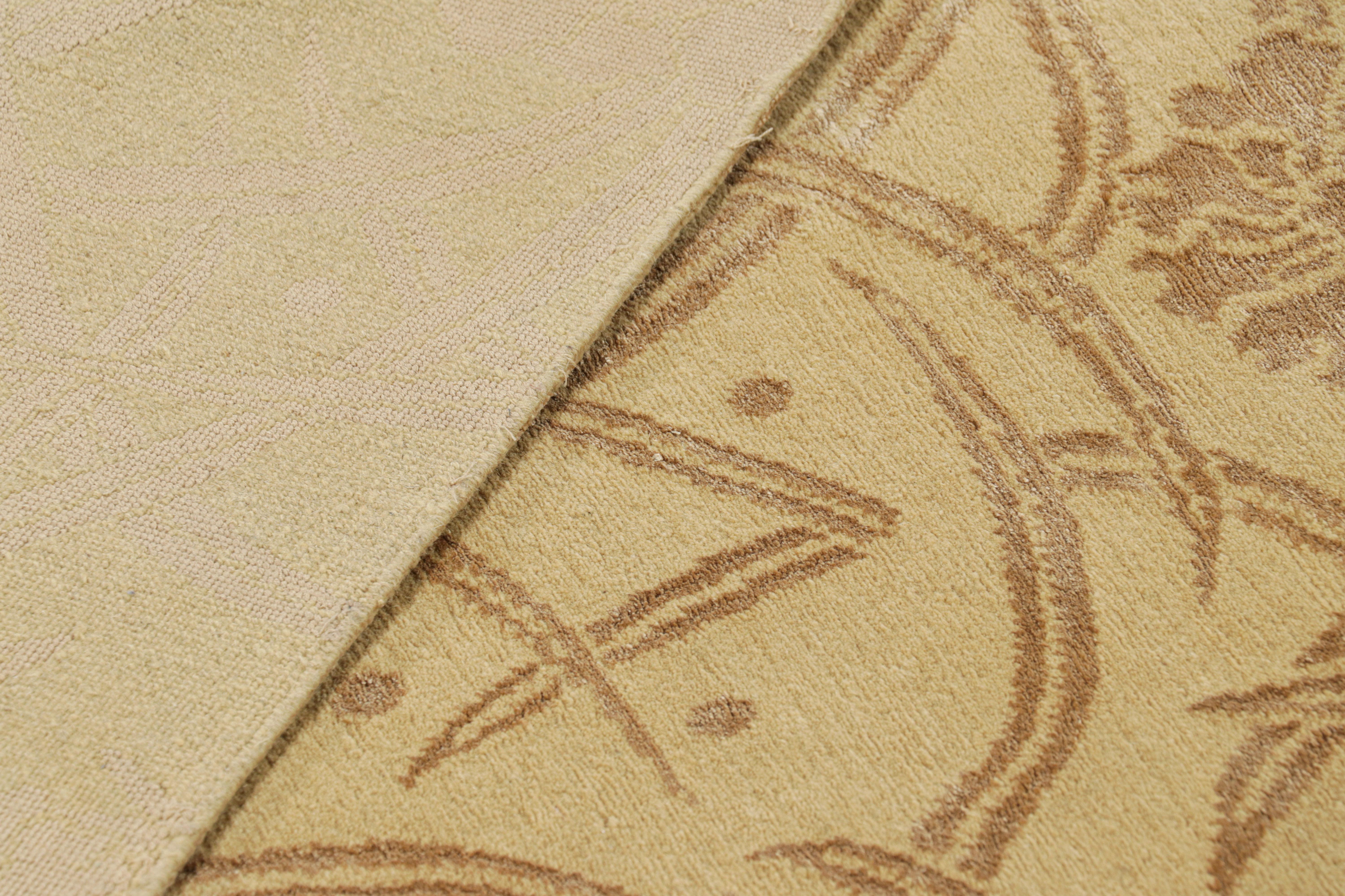 Rug & Kilims chinesischer Teppich im Art-Deco-Stil mit goldenen und braunen Blumenmustern (Wolle) im Angebot