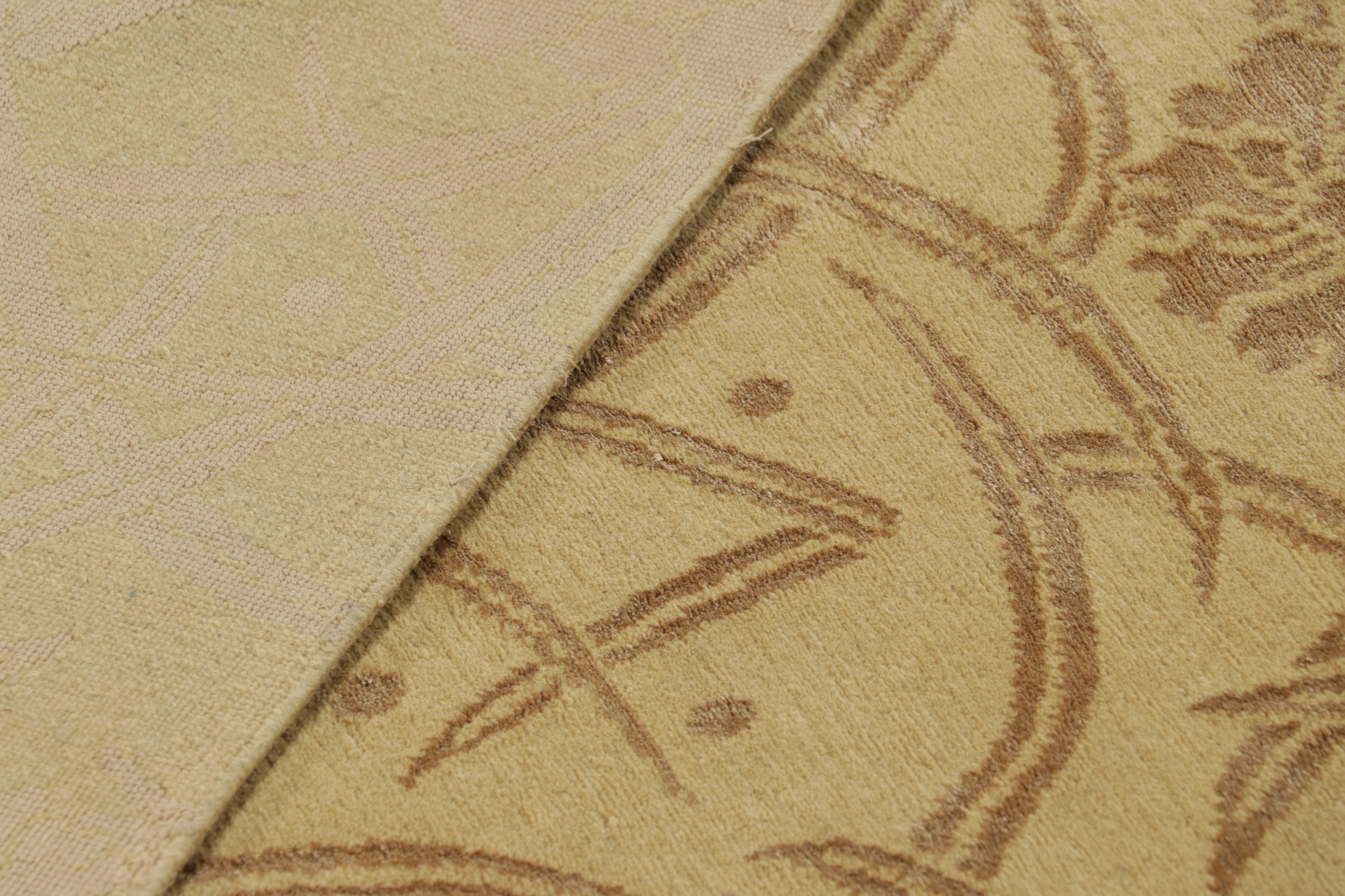 Rug & Kilim - Tappeto cinese in stile Art Deco con motivi floreali oro e marrone in vendita 1