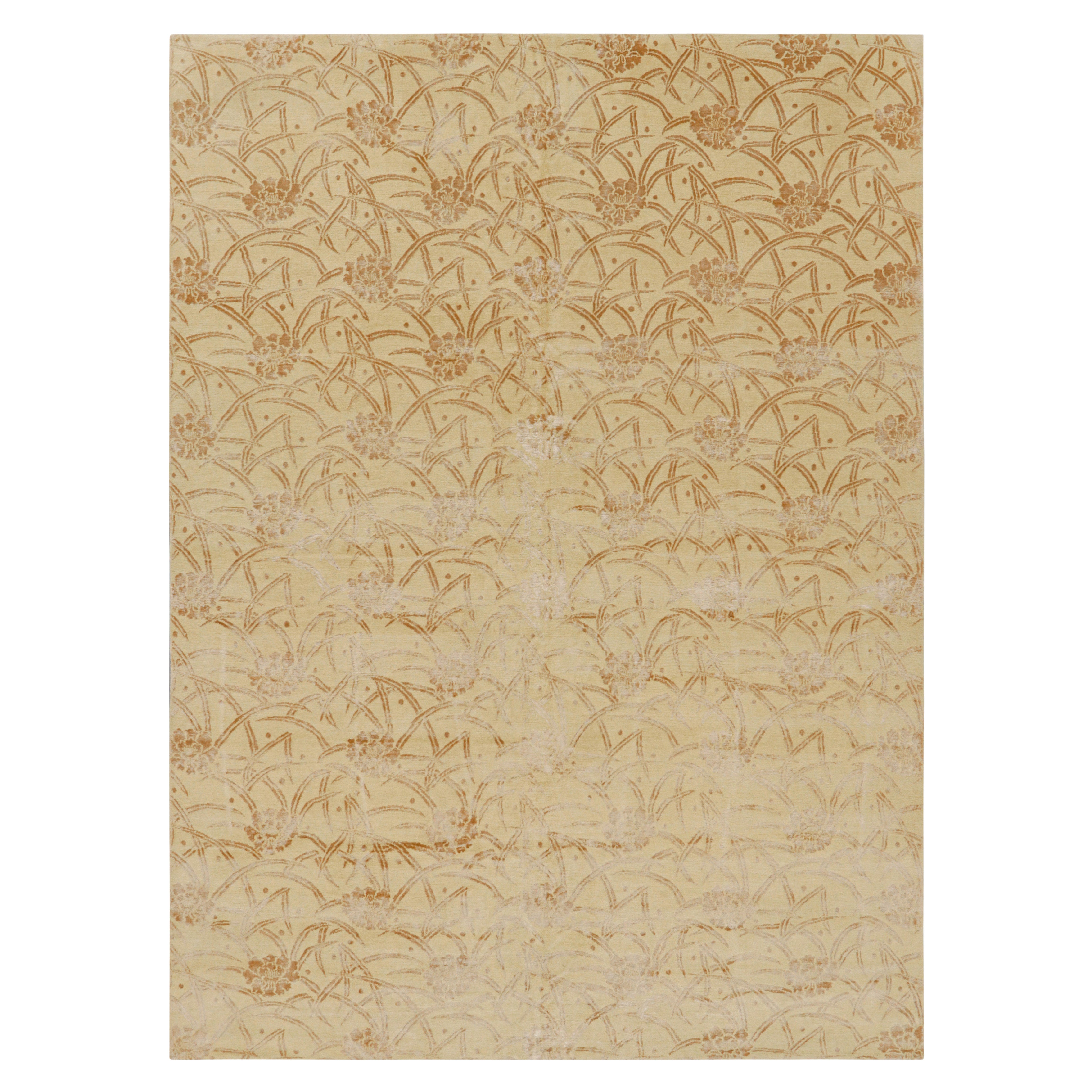 Rug & Kilims chinesischer Teppich im Art-Deco-Stil mit goldenen und braunen Blumenmustern