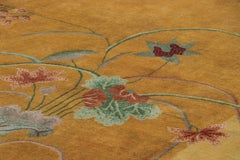 Rug & Kilim's chinesischer Art-Deco-Teppich in Gold, mit Blumenmustern und Bildern