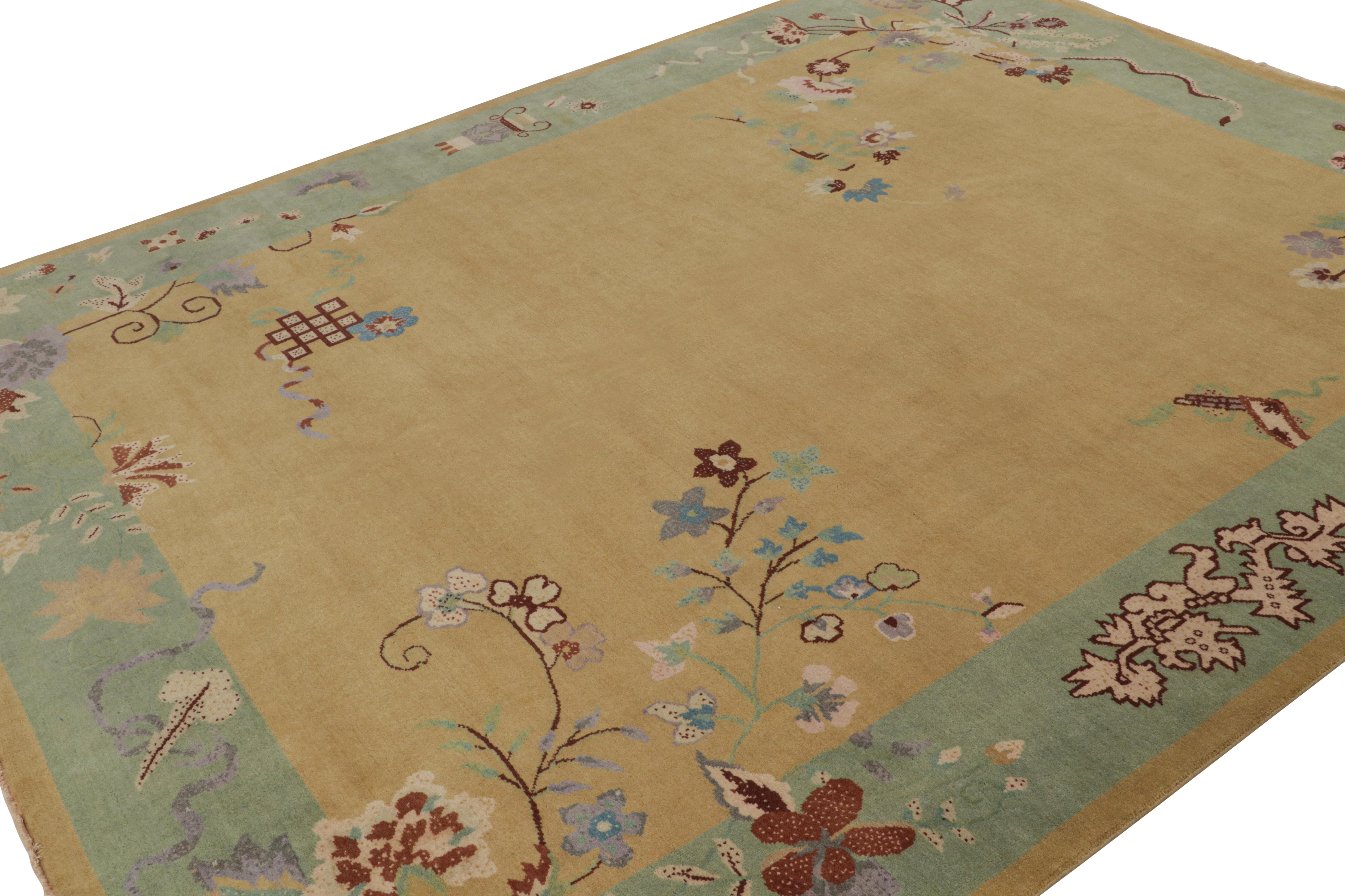 Anudada a mano en lana, esta alfombra de 8x10 de Rug & Kilim es una nueva incorporación a su línea de alfombras chinas Art Decó.

Sobre el diseño: 

Esta pieza en particular goza de un campo dorado y un borde verde que subrayan motivos pictóricos y