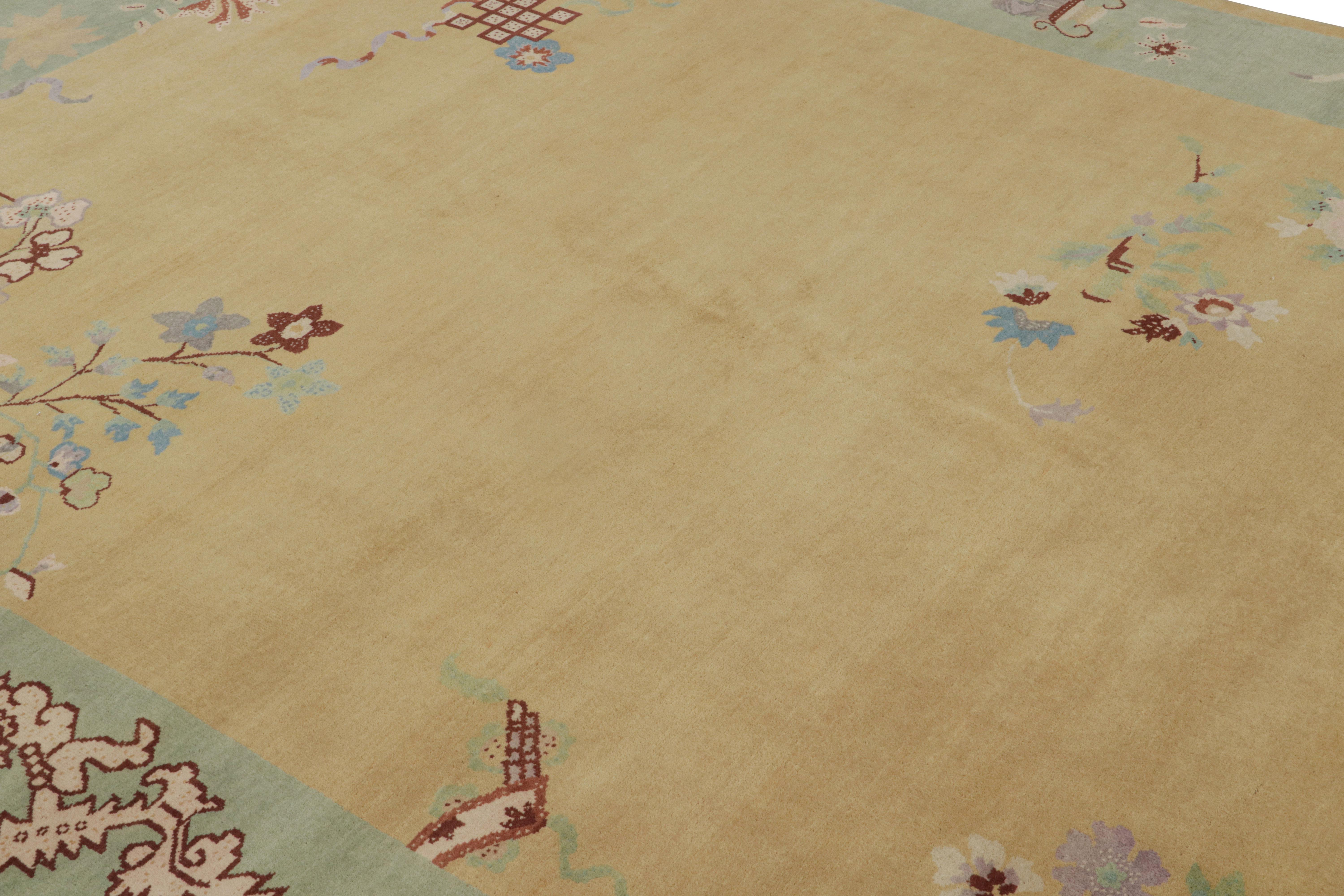 Alfombra china de estilo Art Déco Rug & Kilim con estampado floral dorado-verde Indio en venta