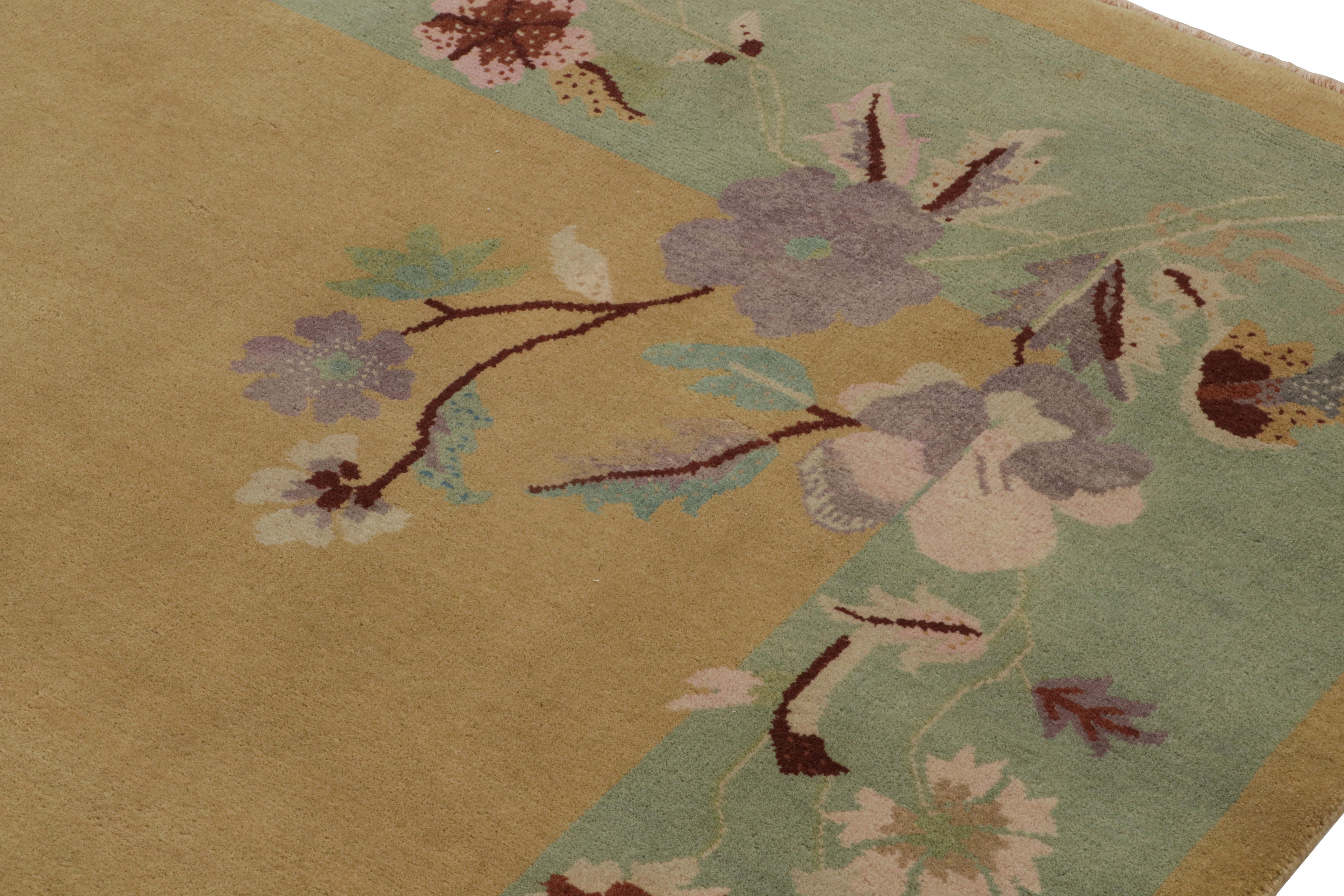 Alfombra china de estilo Art Déco Rug & Kilim con estampado floral dorado-verde en Nuevo estado para la venta en Long Island City, NY