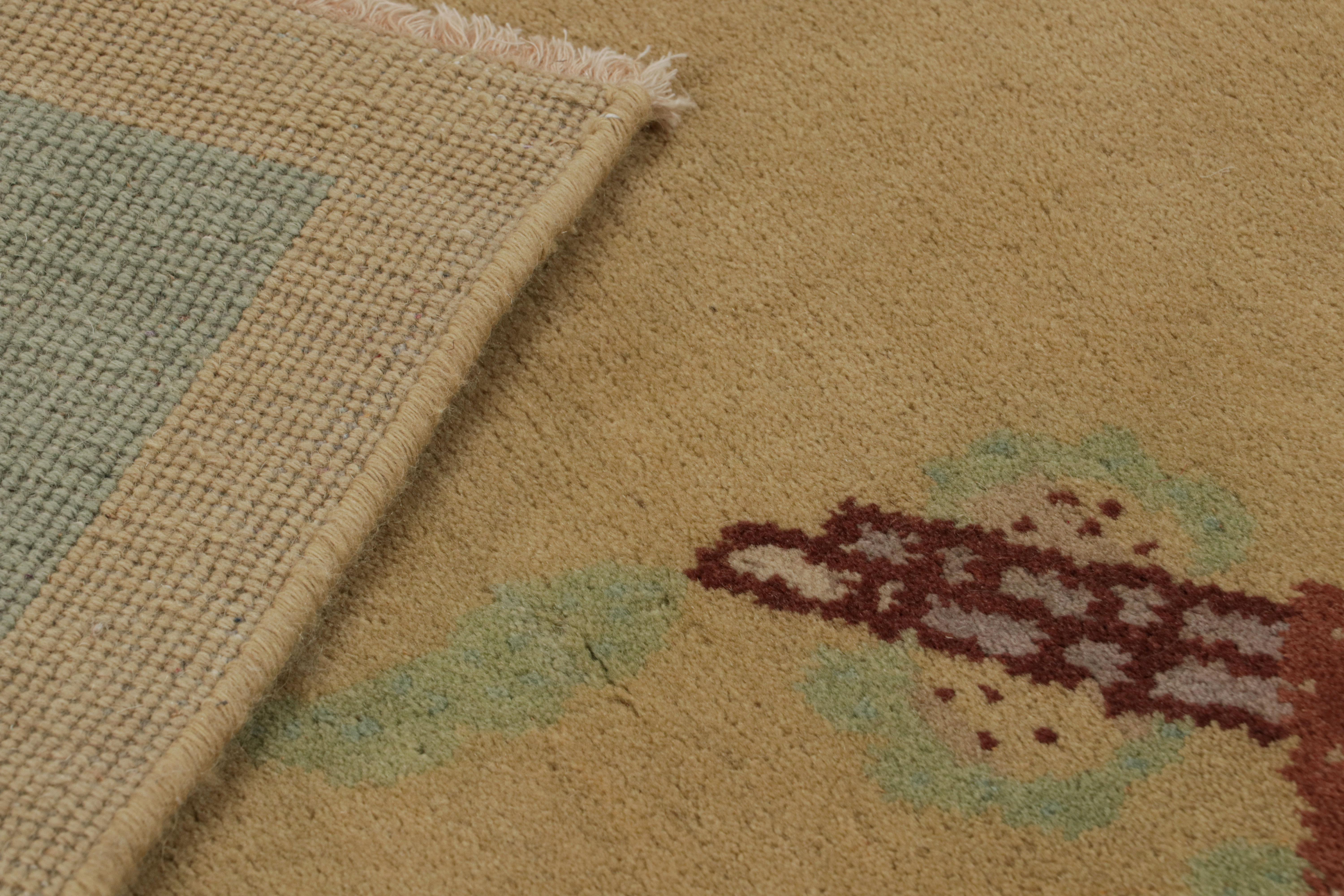 Alfombra china de estilo Art Déco Rug & Kilim con estampado floral dorado-verde Siglo XXI y contemporáneo en venta