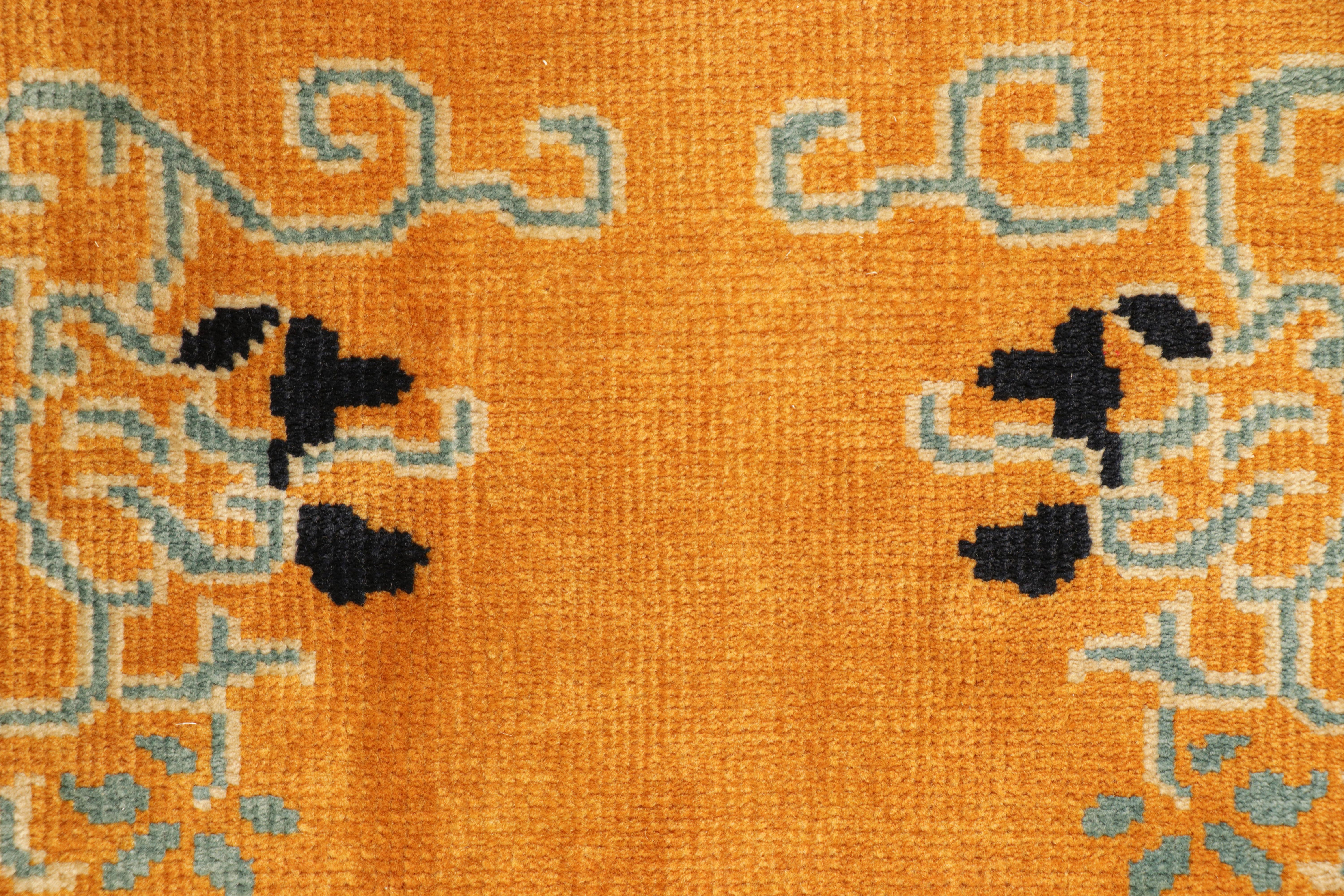 Alfombra china de estilo Art Déco de Rug & Kilim en campo abierto dorado con motivos florales Art Decó en venta