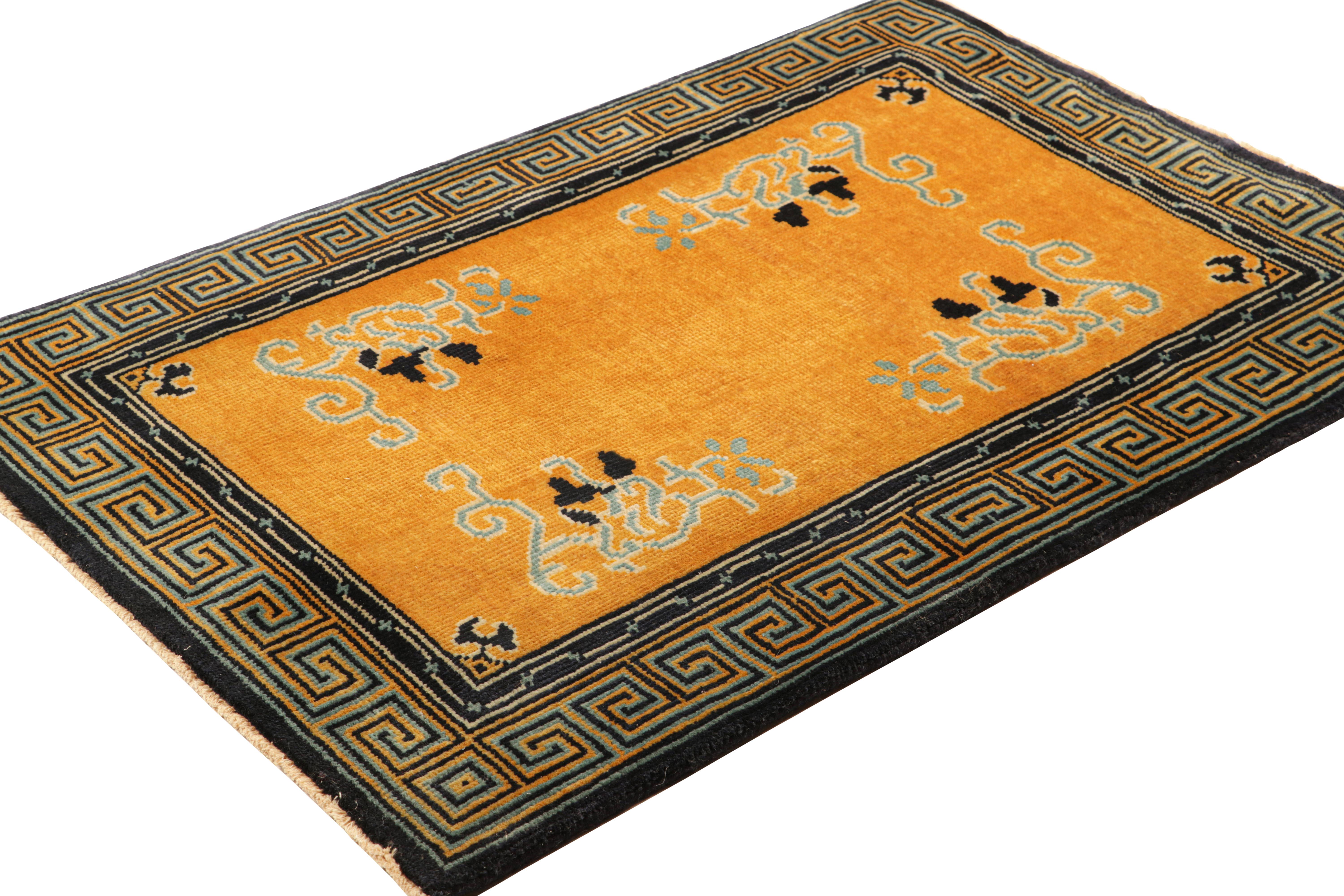 Alfombra china de estilo Art Déco de Rug & Kilim en campo abierto dorado con motivos florales Indio en venta