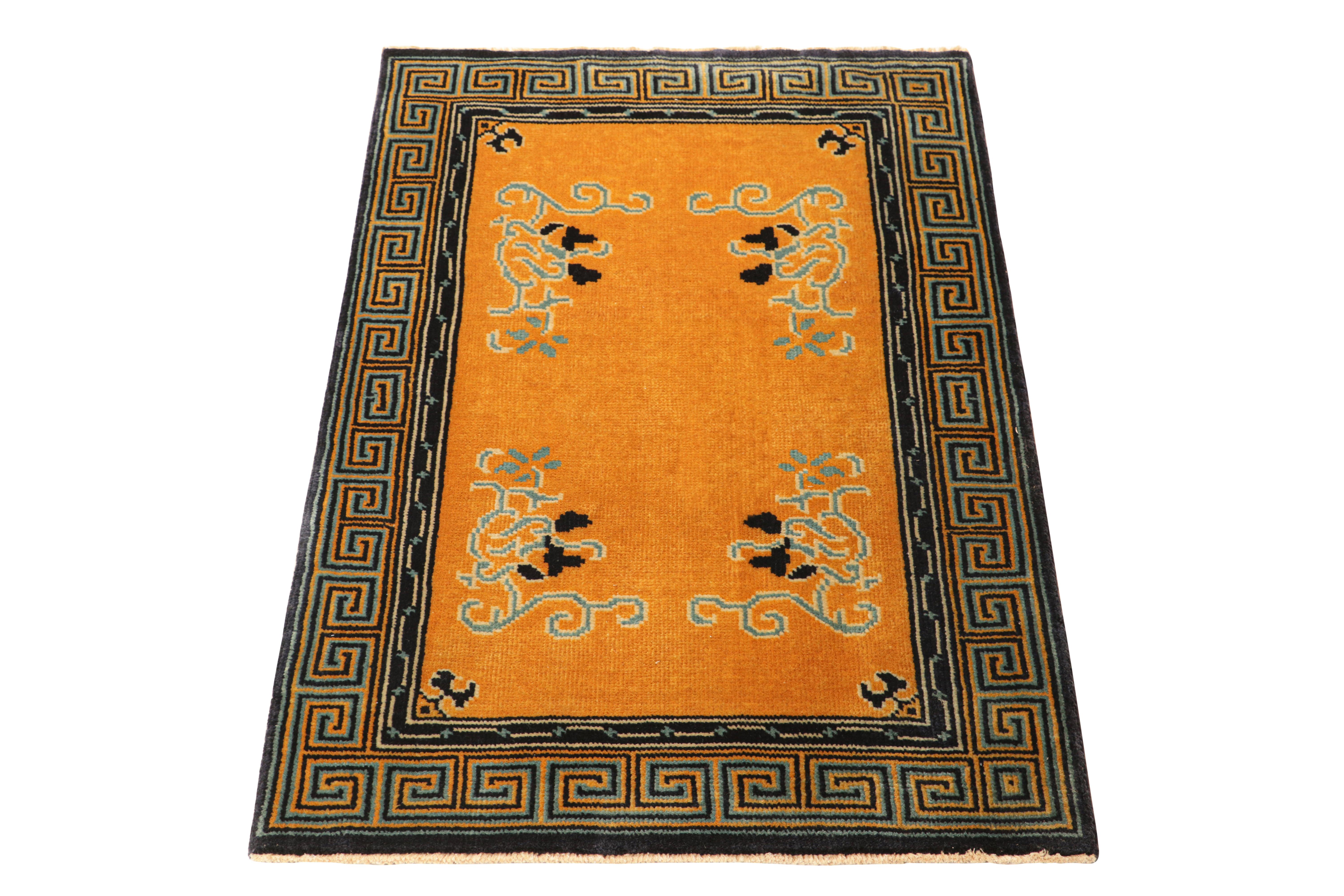 Alfombra china de estilo Art Déco de Rug & Kilim en campo abierto dorado con motivos florales Anudado a mano en venta