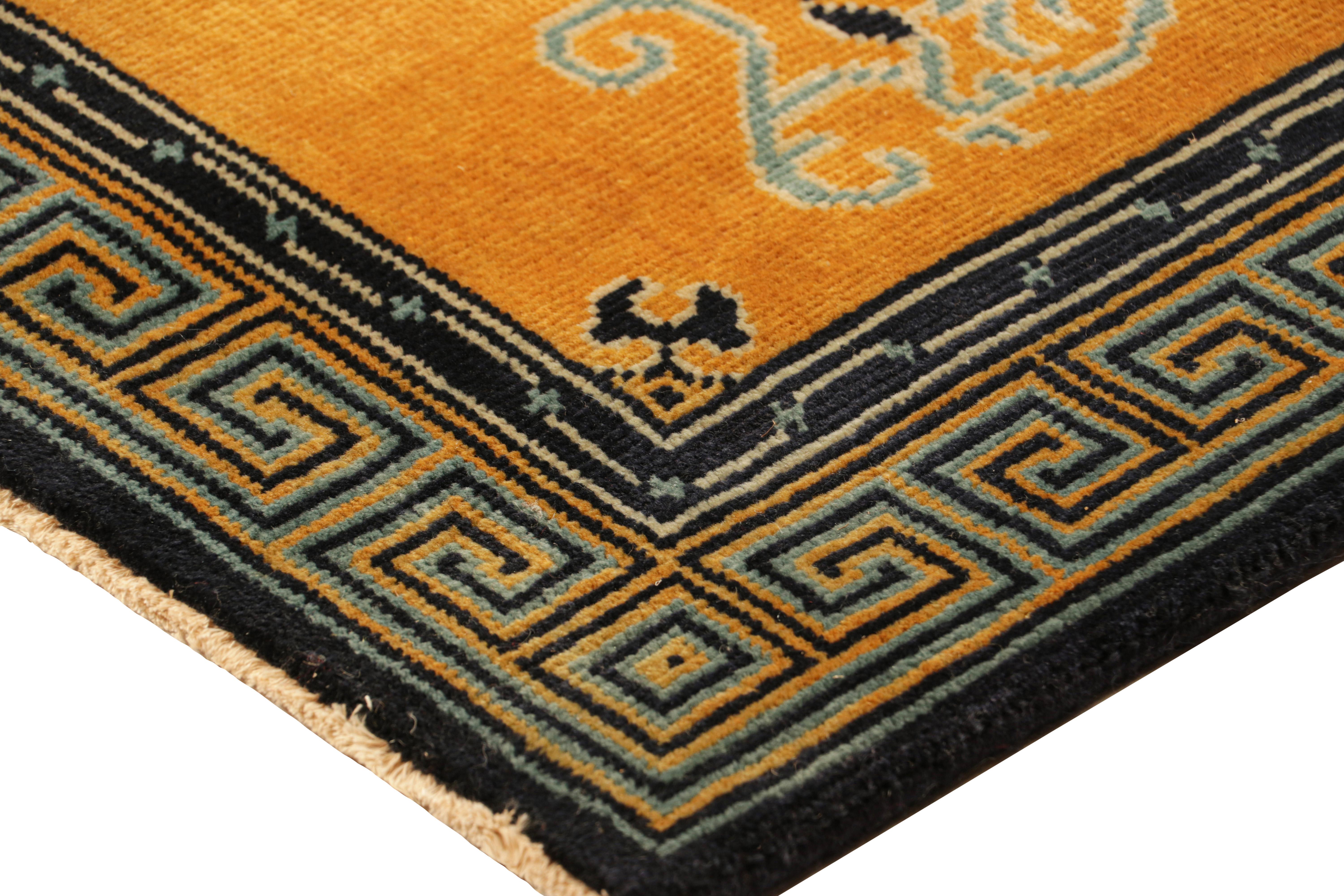Alfombra china de estilo Art Déco de Rug & Kilim en campo abierto dorado con motivos florales en Nuevo estado para la venta en Long Island City, NY