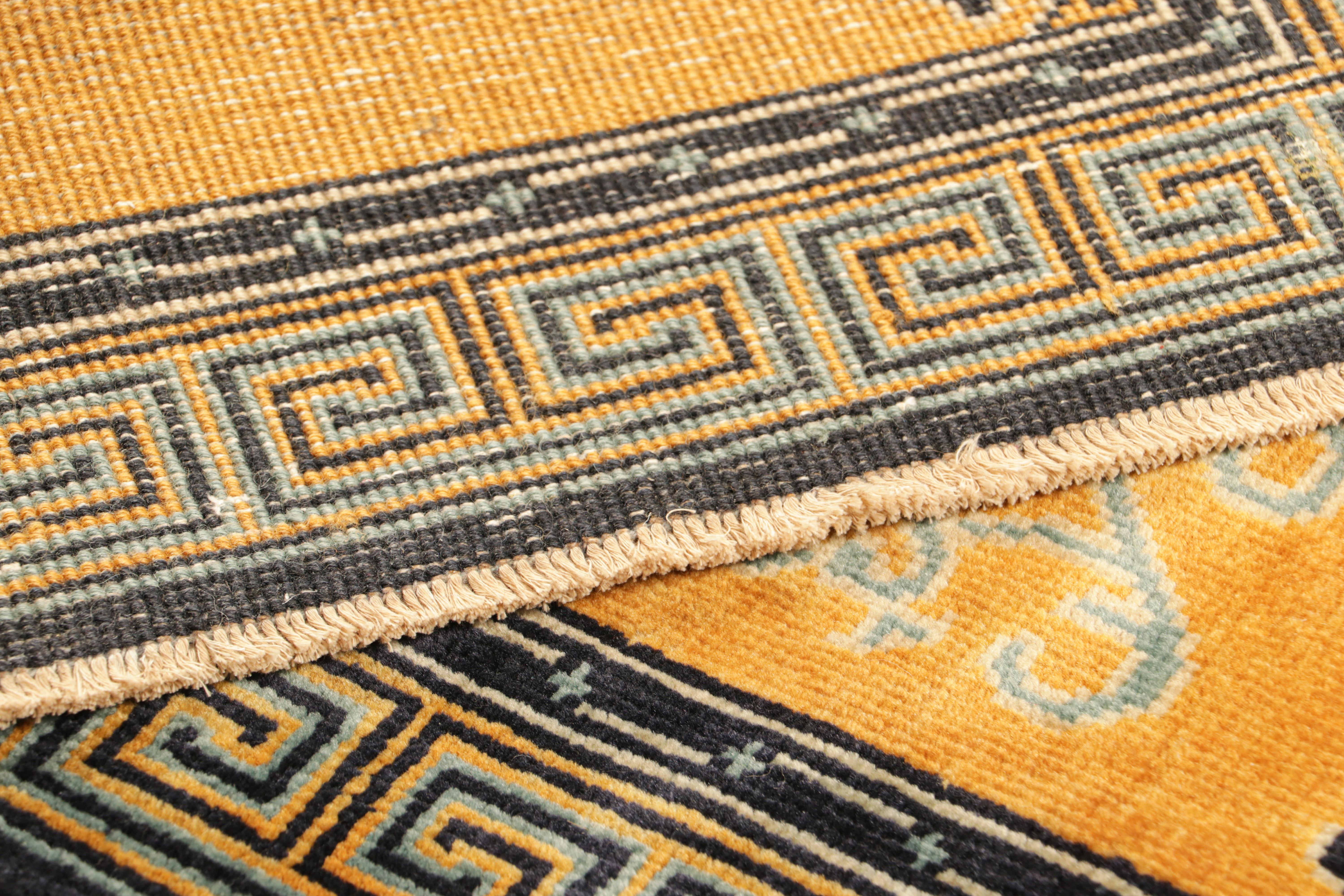 Alfombra china de estilo Art Déco de Rug & Kilim en campo abierto dorado con motivos florales Siglo XXI y contemporáneo en venta