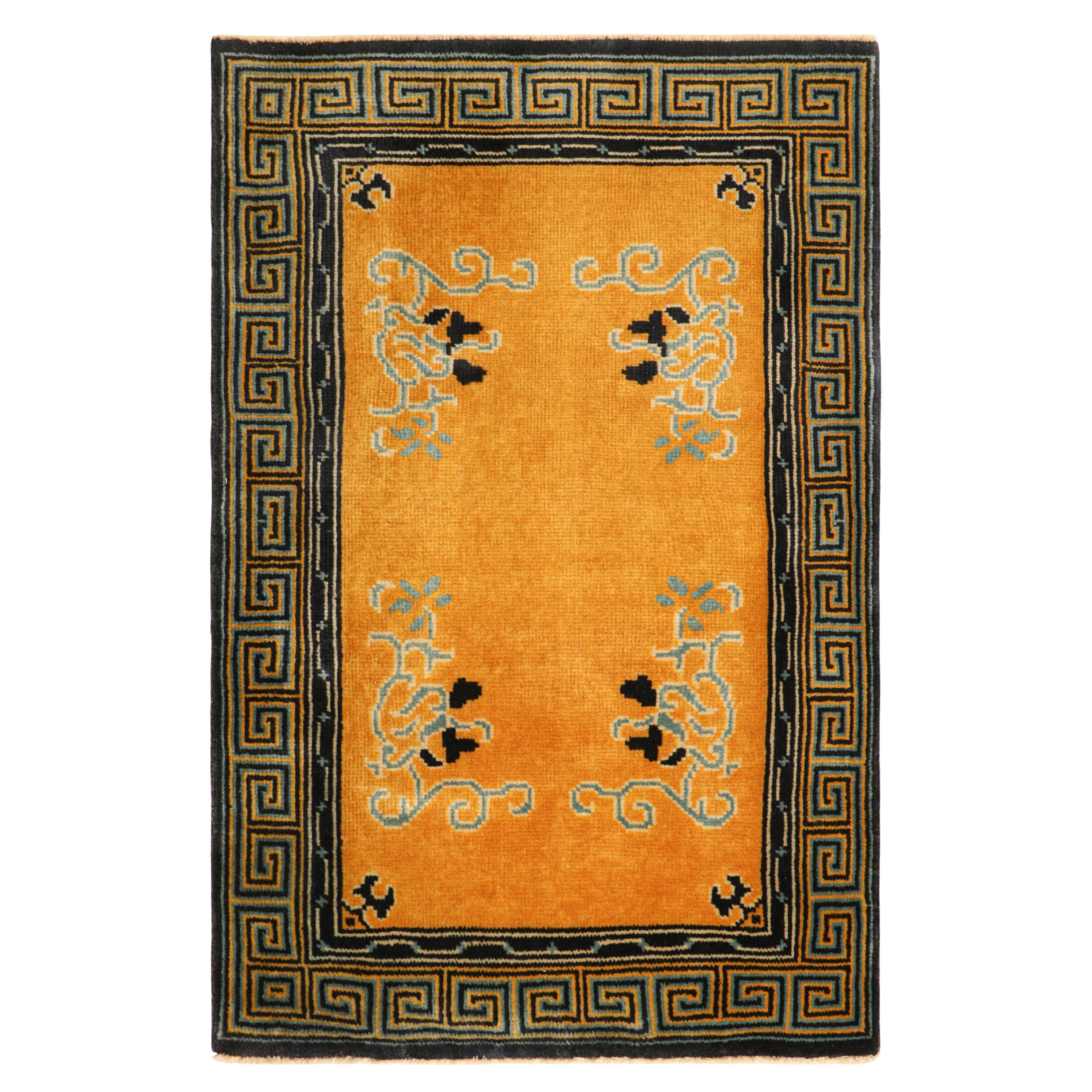 Alfombra china de estilo Art Déco de Rug & Kilim en campo abierto dorado con motivos florales en venta