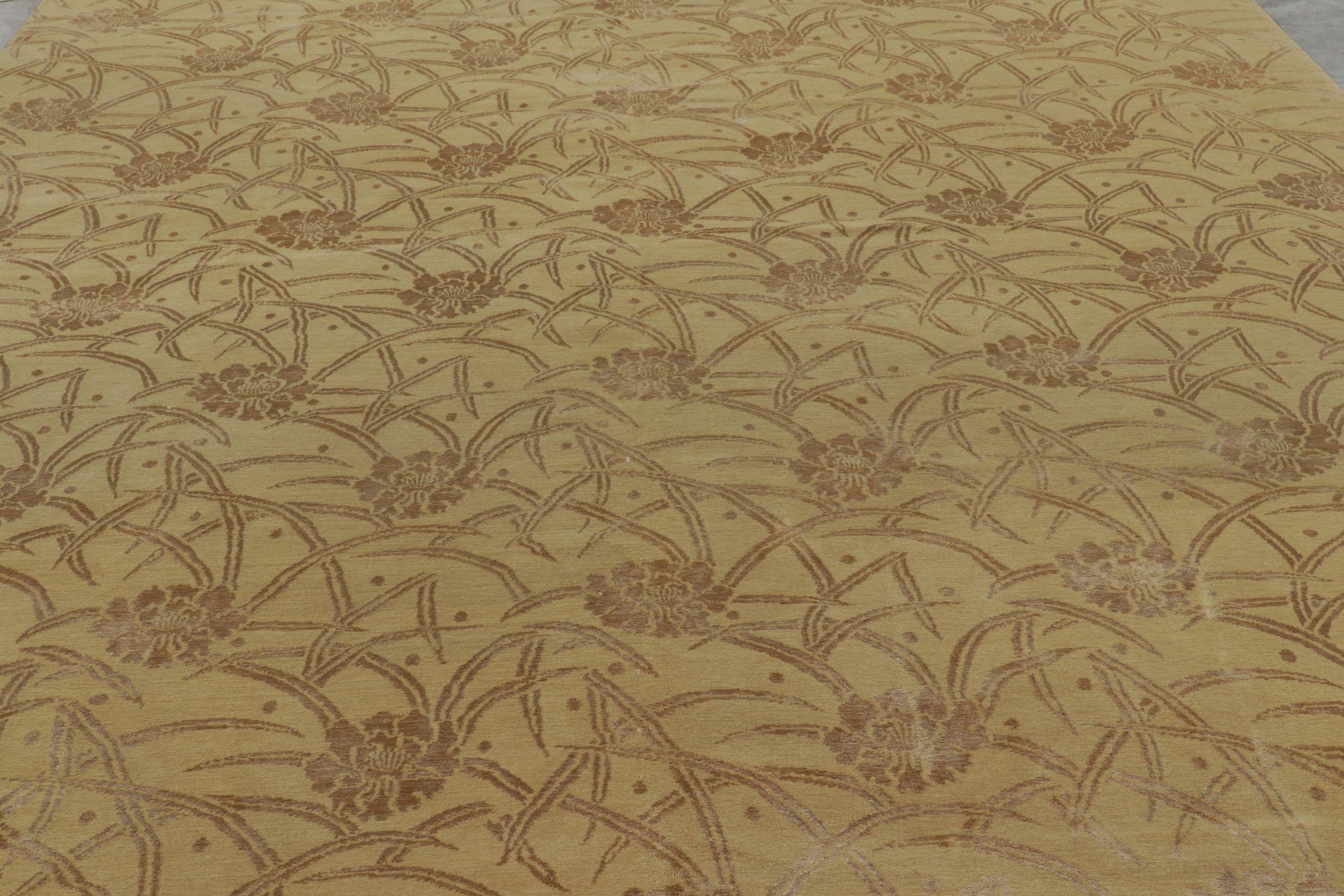 Alfombra china de estilo Art Déco de Rug & Kilim en dorado con estampado floral beige-marrón Art Decó en venta