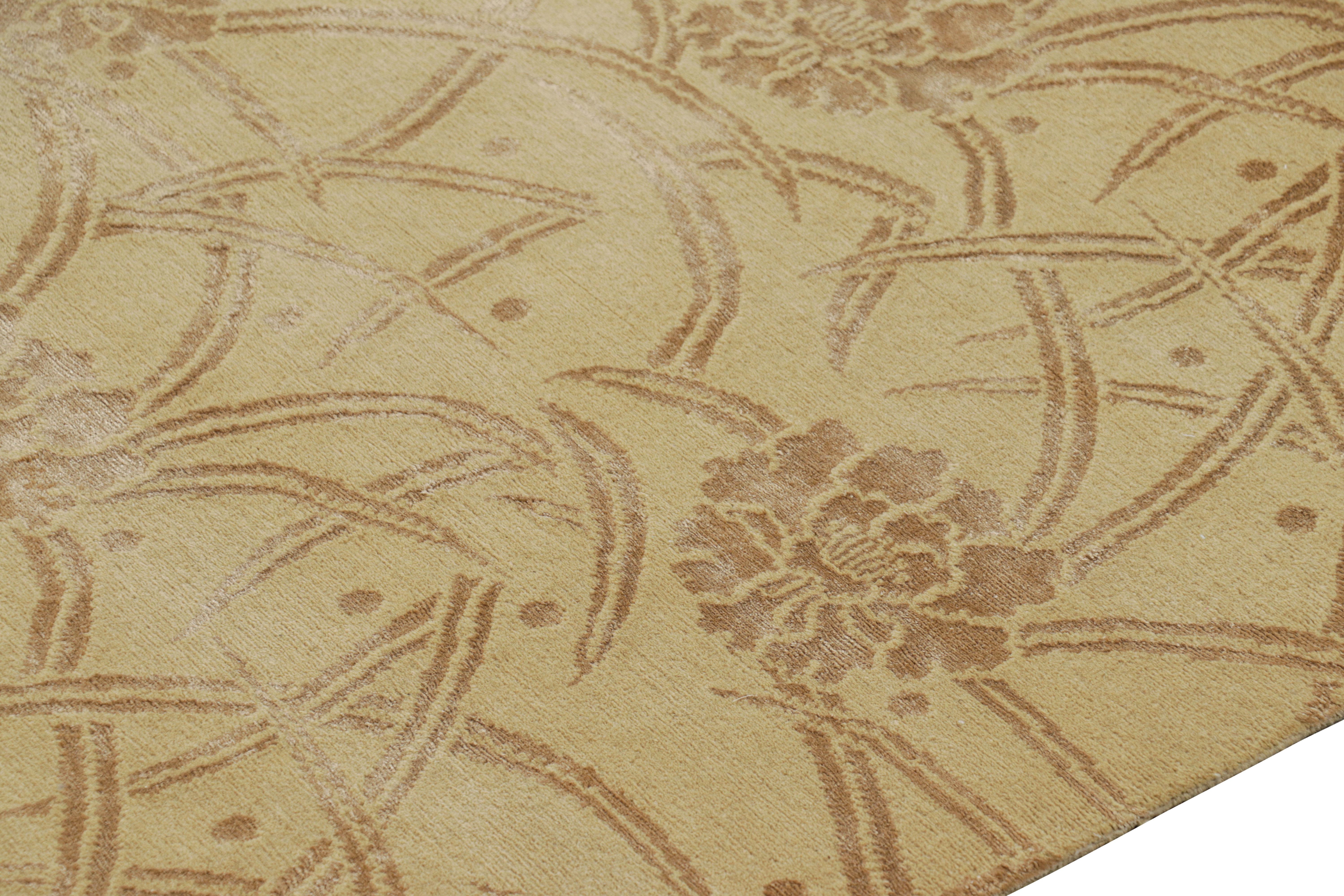 Art Déco Rug & Kilim - Tappeto cinese in stile Art Deco in oro con motivo floreale beige-marrone in vendita