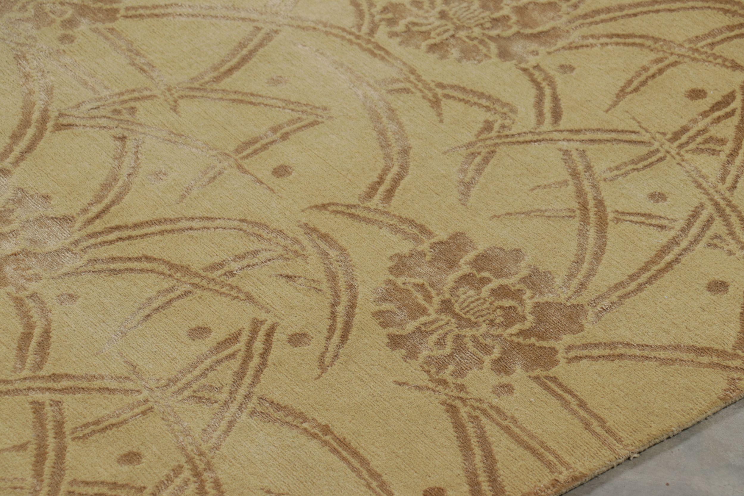 Alfombra china de estilo Art Déco de Rug & Kilim en dorado con estampado floral beige-marrón Indio en venta