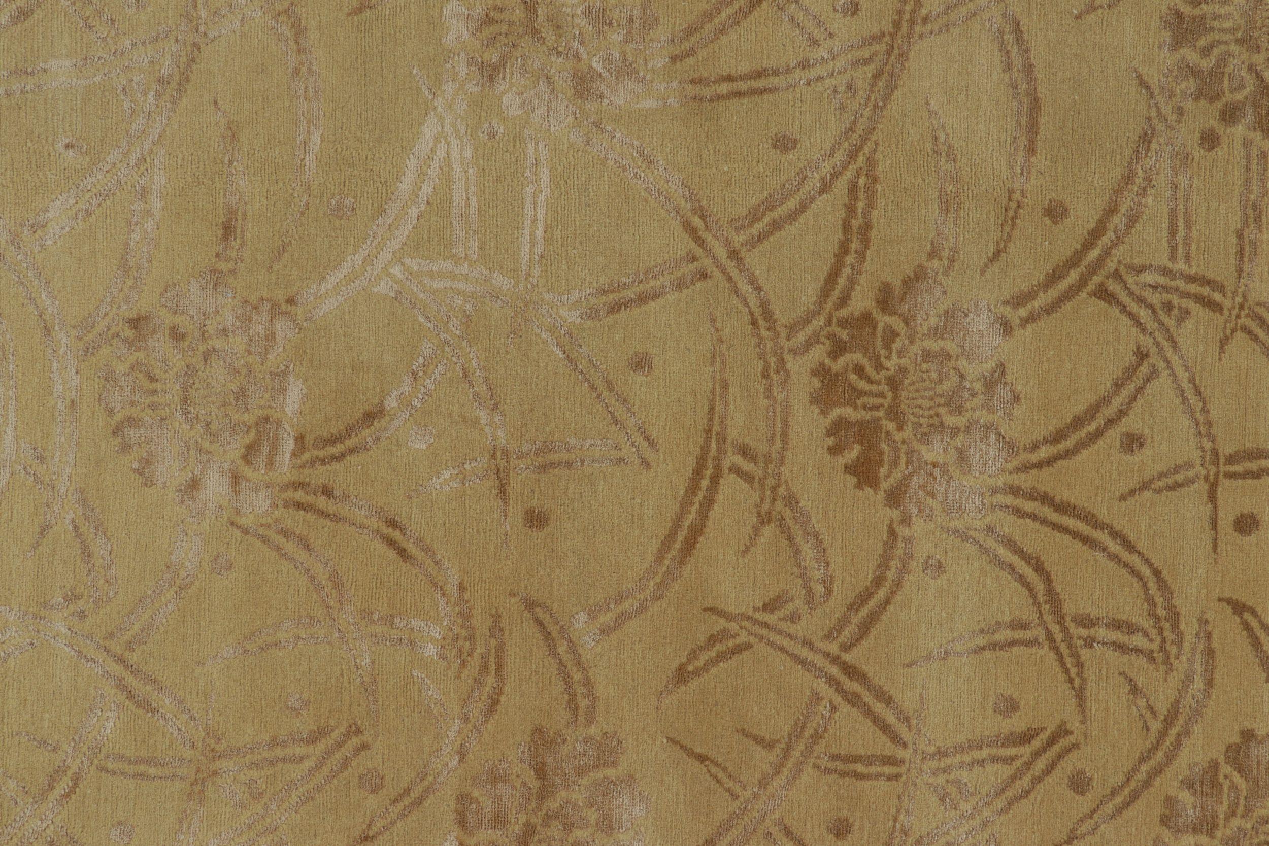 Alfombra china de estilo Art Déco de Rug & Kilim en dorado con estampado floral beige-marrón Anudado a mano en venta