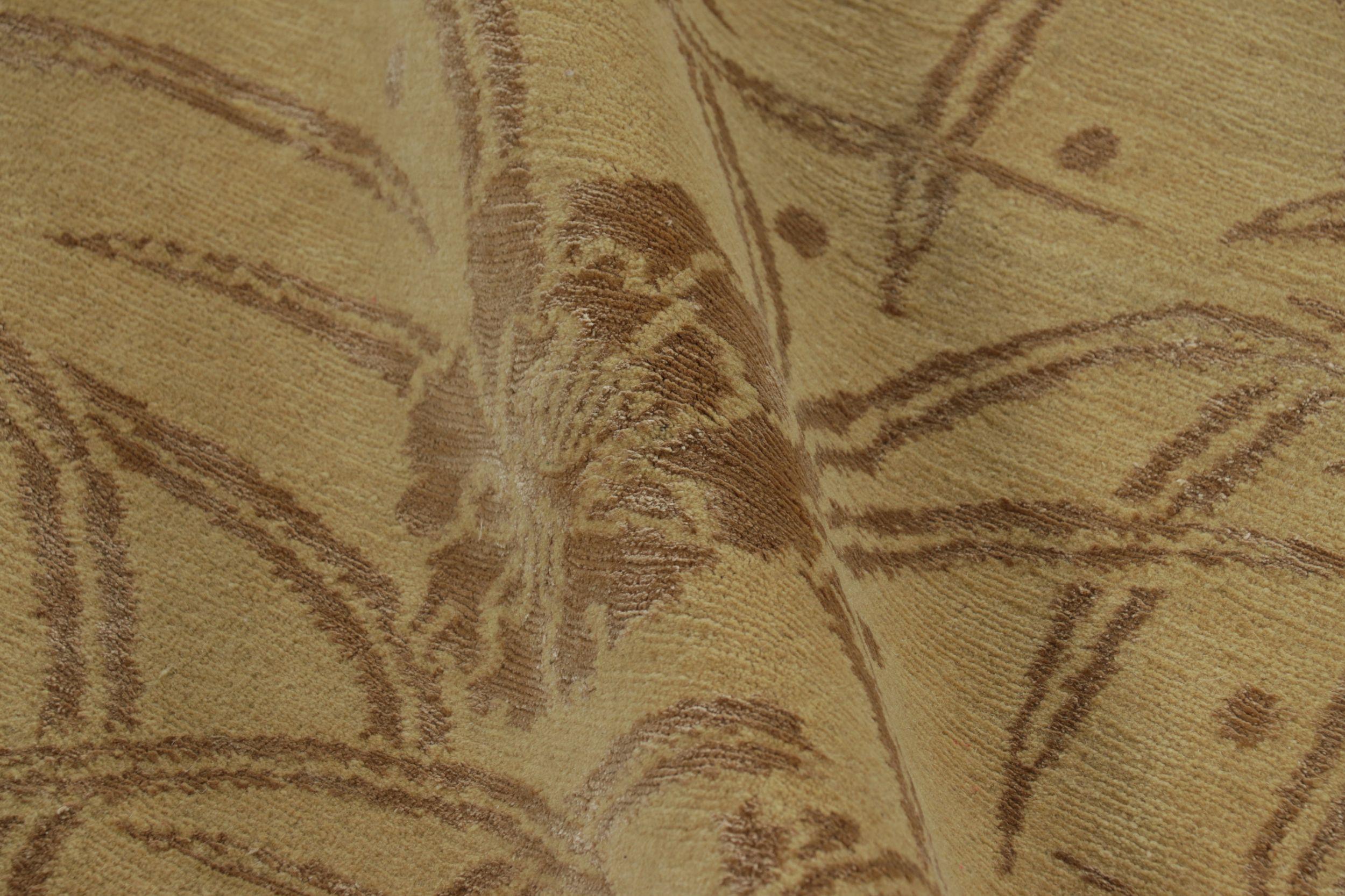 Alfombra china de estilo Art Déco de Rug & Kilim en dorado con estampado floral beige-marrón en Nuevo estado para la venta en Long Island City, NY