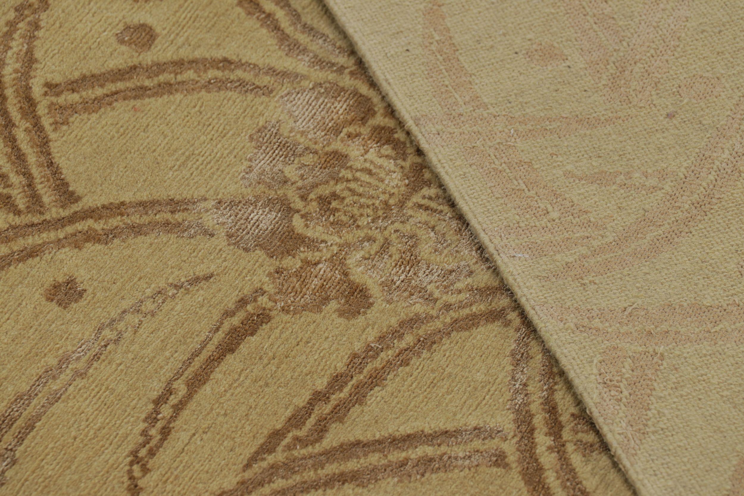 Alfombra china de estilo Art Déco de Rug & Kilim en dorado con estampado floral beige-marrón Siglo XXI y contemporáneo en venta