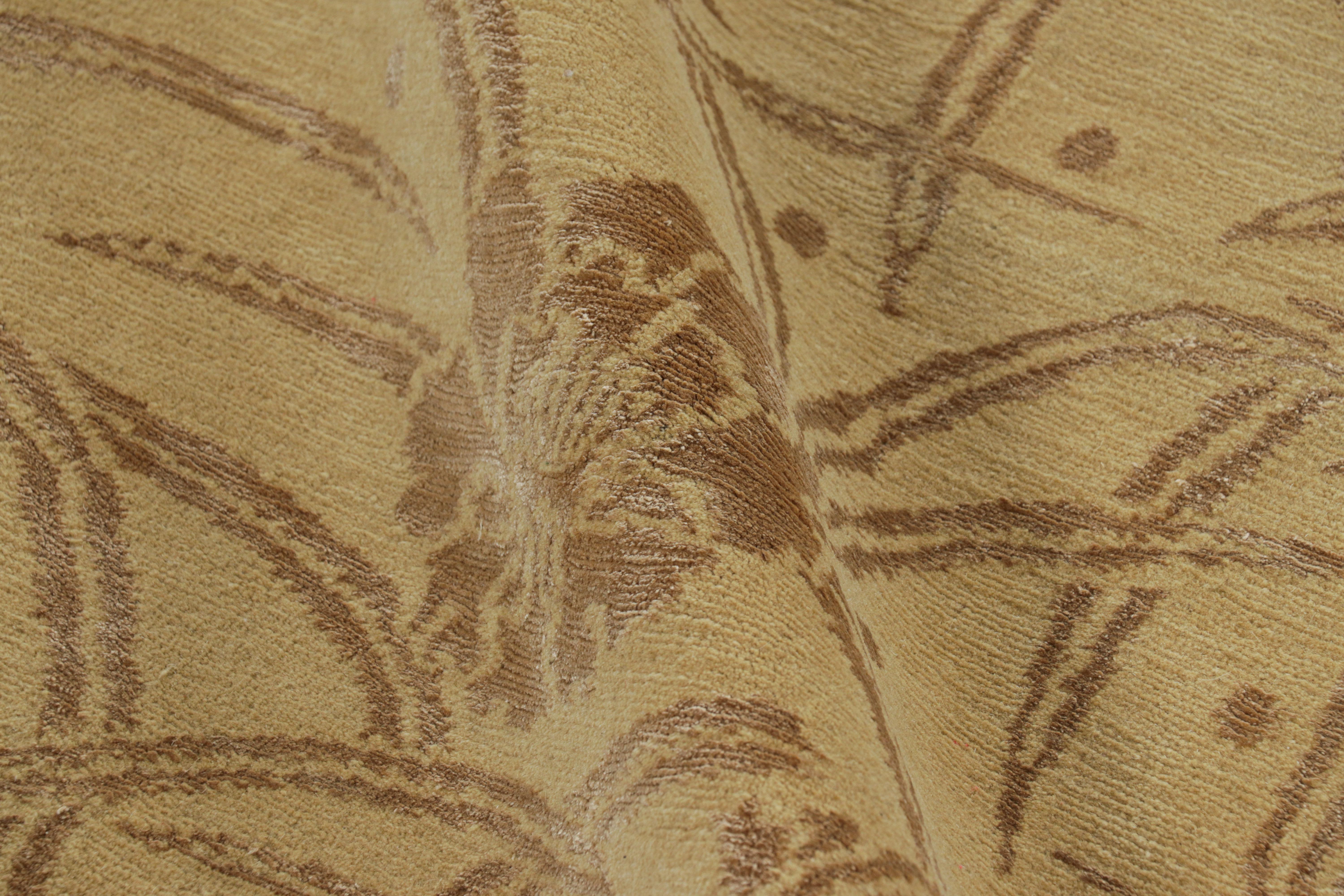 XXI secolo e contemporaneo Rug & Kilim - Tappeto cinese in stile Art Deco in oro con motivo floreale beige-marrone in vendita