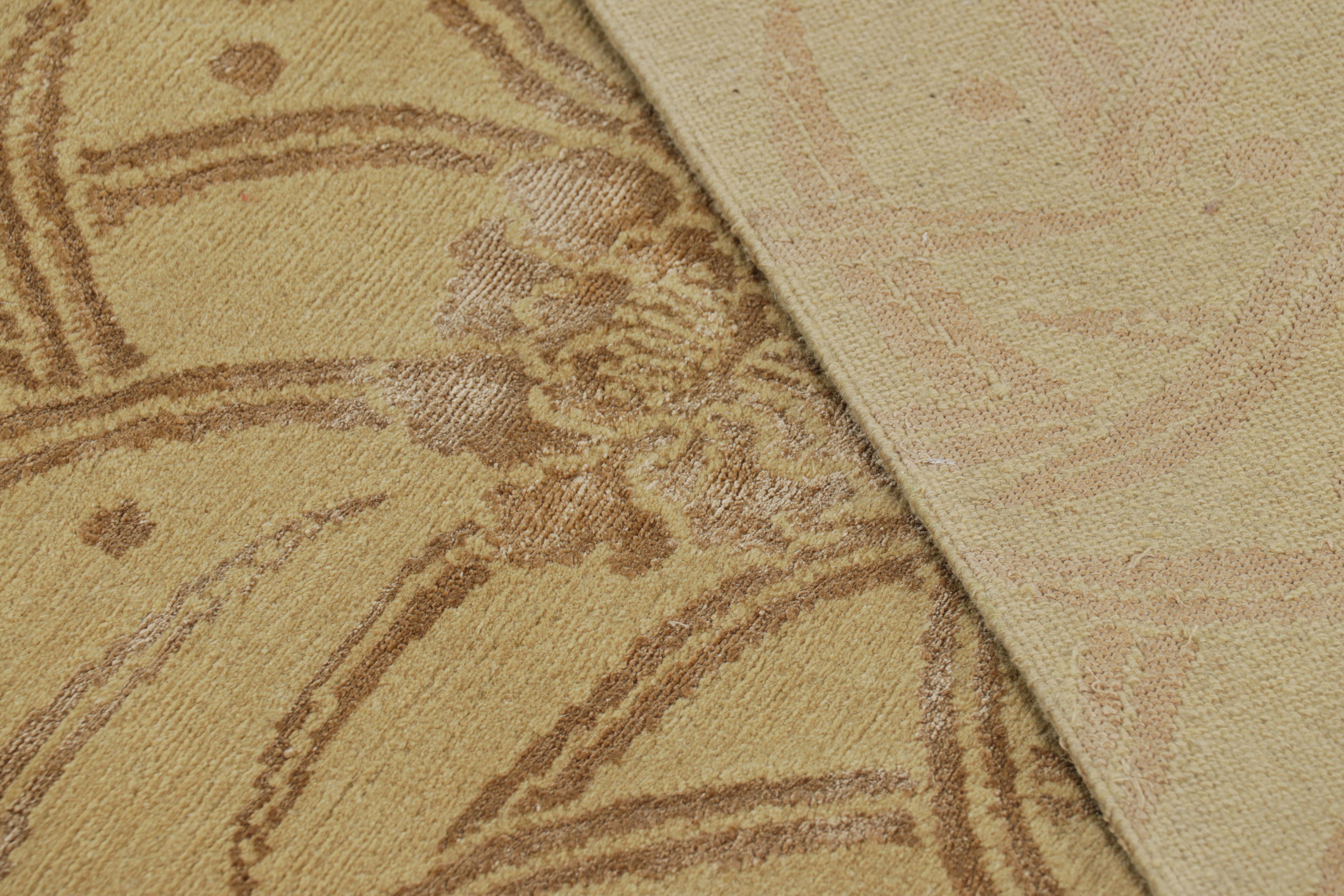 Lana Rug & Kilim - Tappeto cinese in stile Art Deco in oro con motivo floreale beige-marrone in vendita