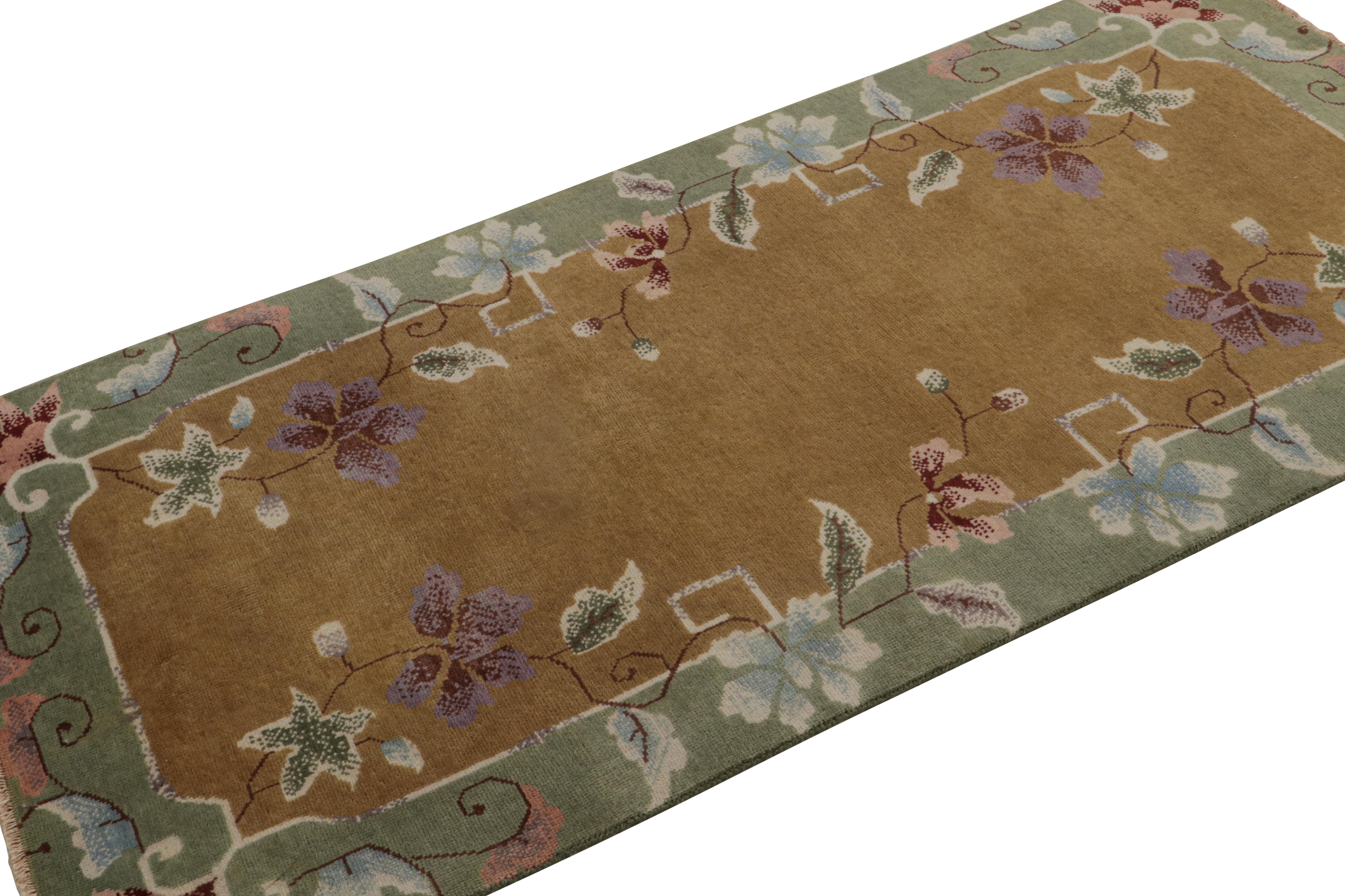 Annodato a mano in lana, questo tappeto 3x6 di Rug & Kilim è una nuova aggiunta alla linea di tappeti cinesi Art Deco.

Sul design: 

Il tappeto presenta un campo aperto marrone dorato con bordi verdi che sposano motivi floreali nei toni
